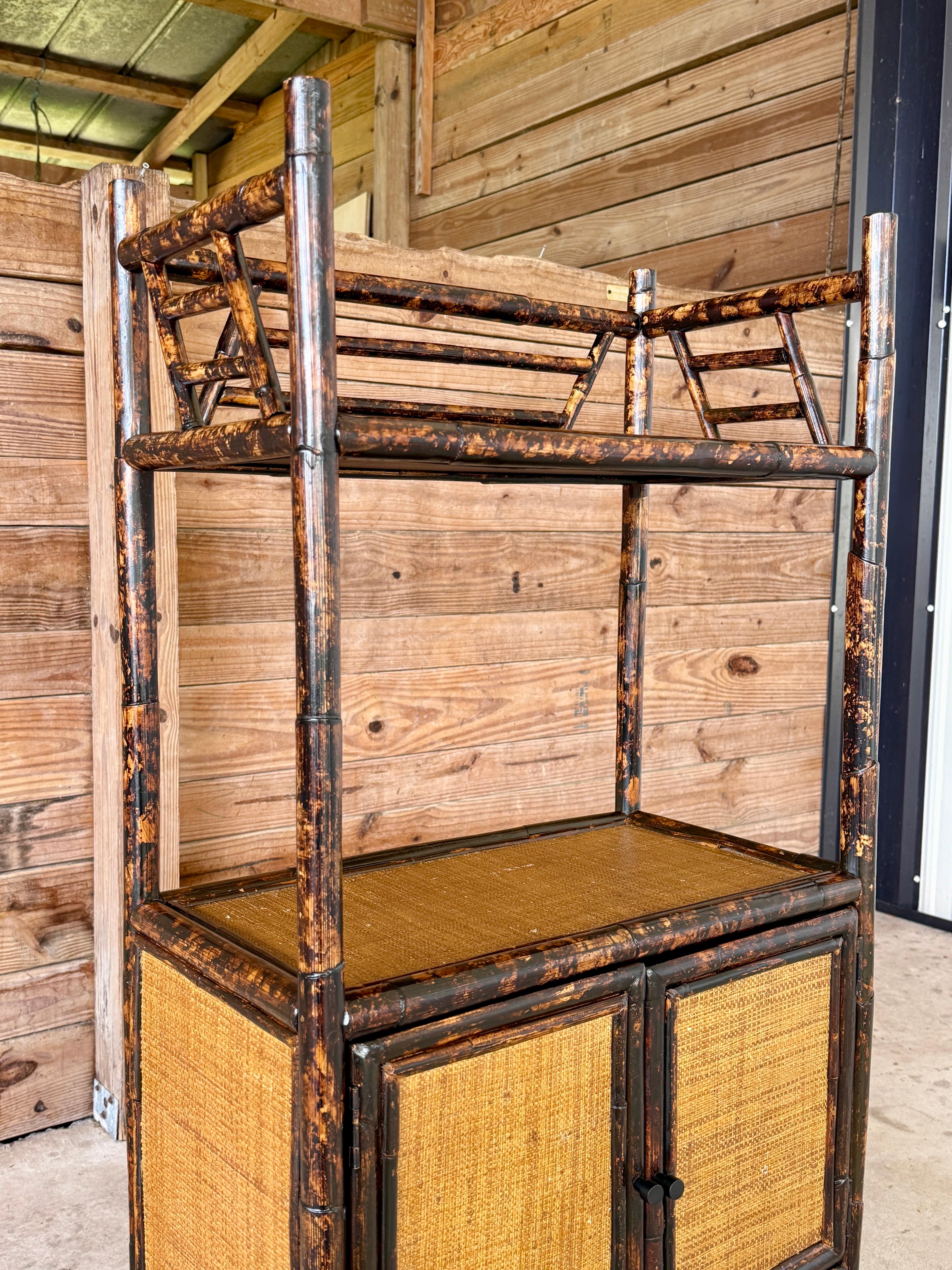 Cabinet d'étagère en rotin et toile de gazon de la fin du 20e siècle, de style British Colonial en vente 6