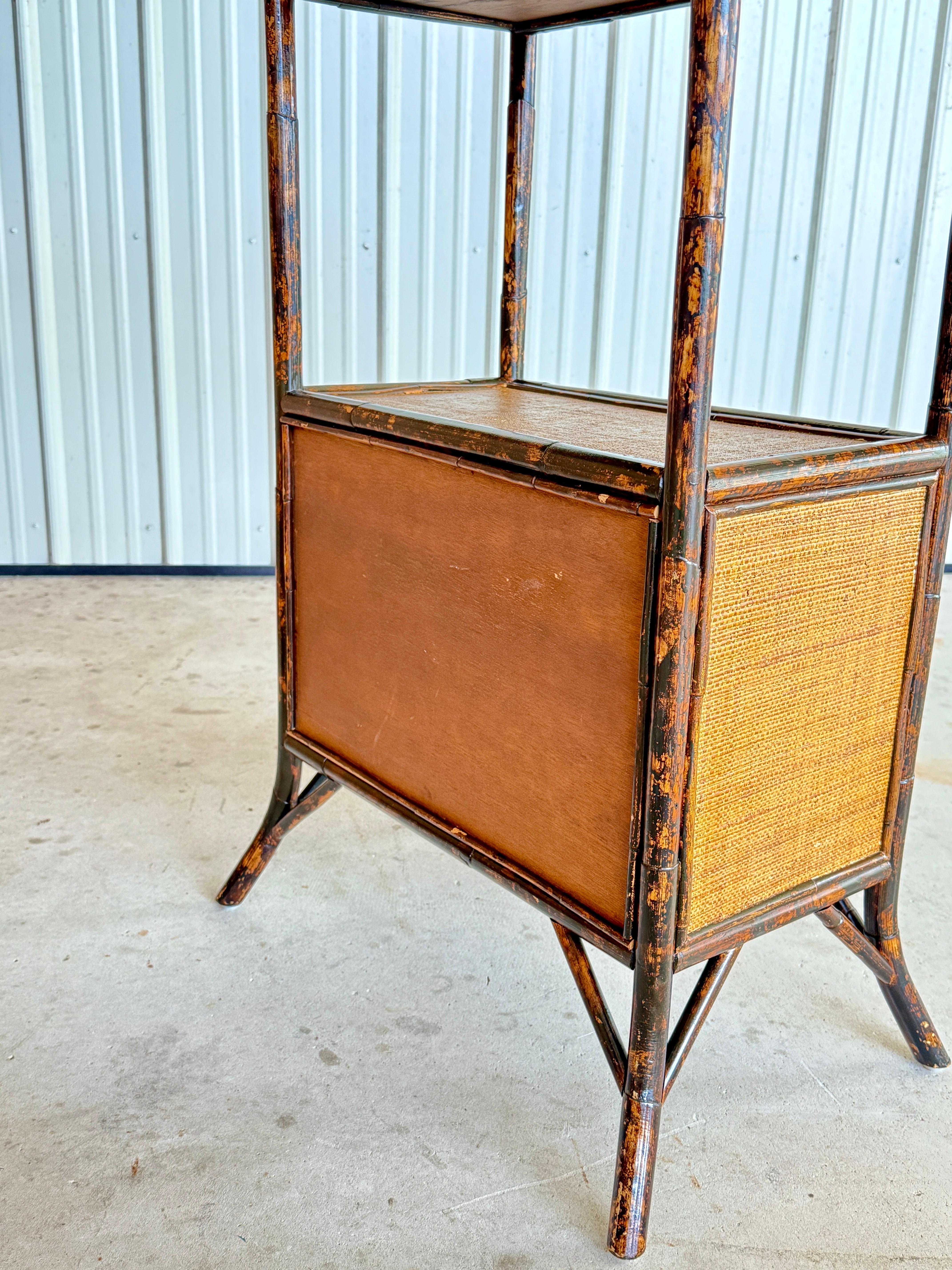 Cabinet d'étagère en rotin et toile de gazon de la fin du 20e siècle, de style British Colonial en vente 7
