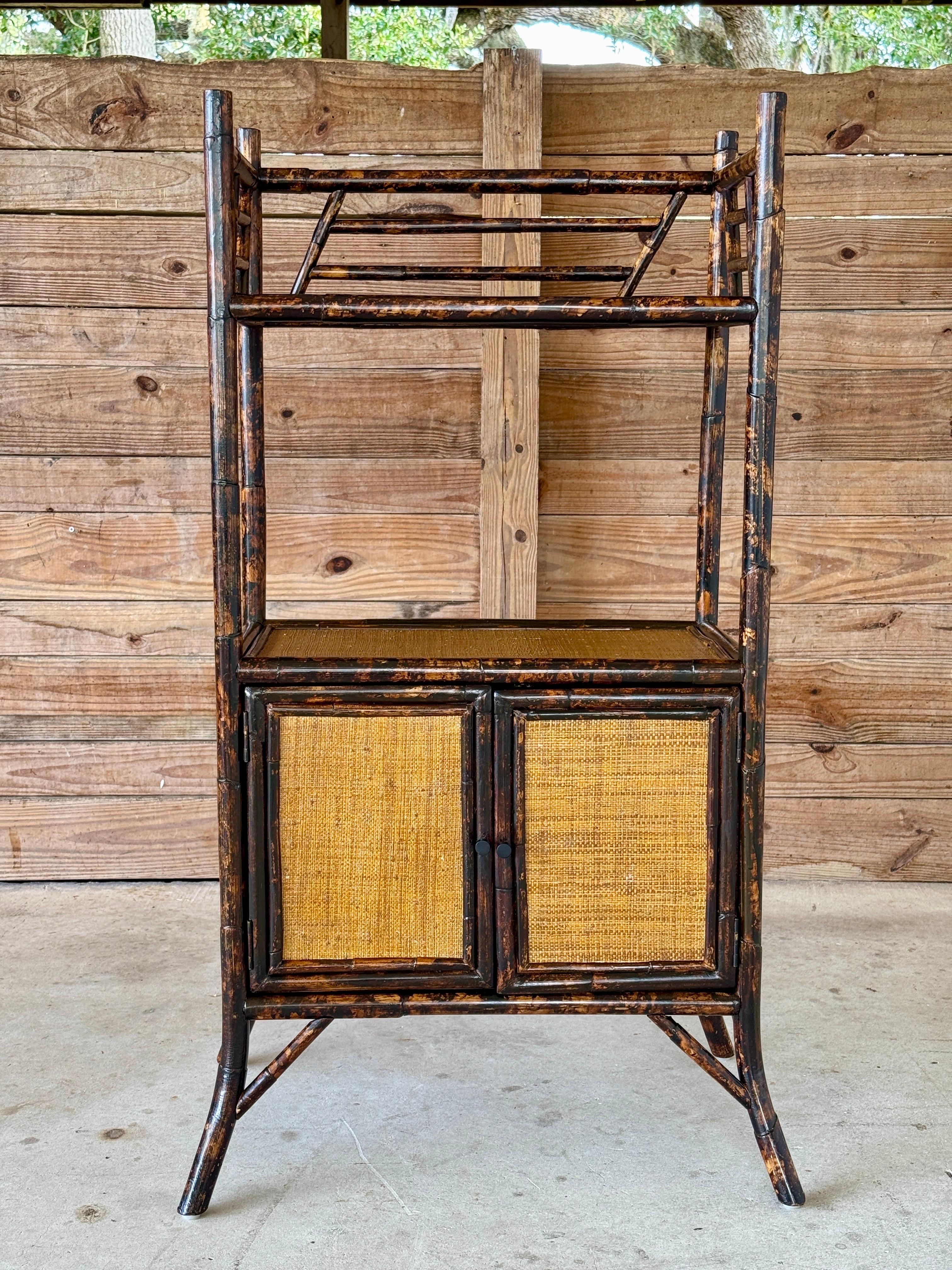 Cabinet d'étagère en rotin et toile de gazon de la fin du 20e siècle, de style British Colonial en vente 8