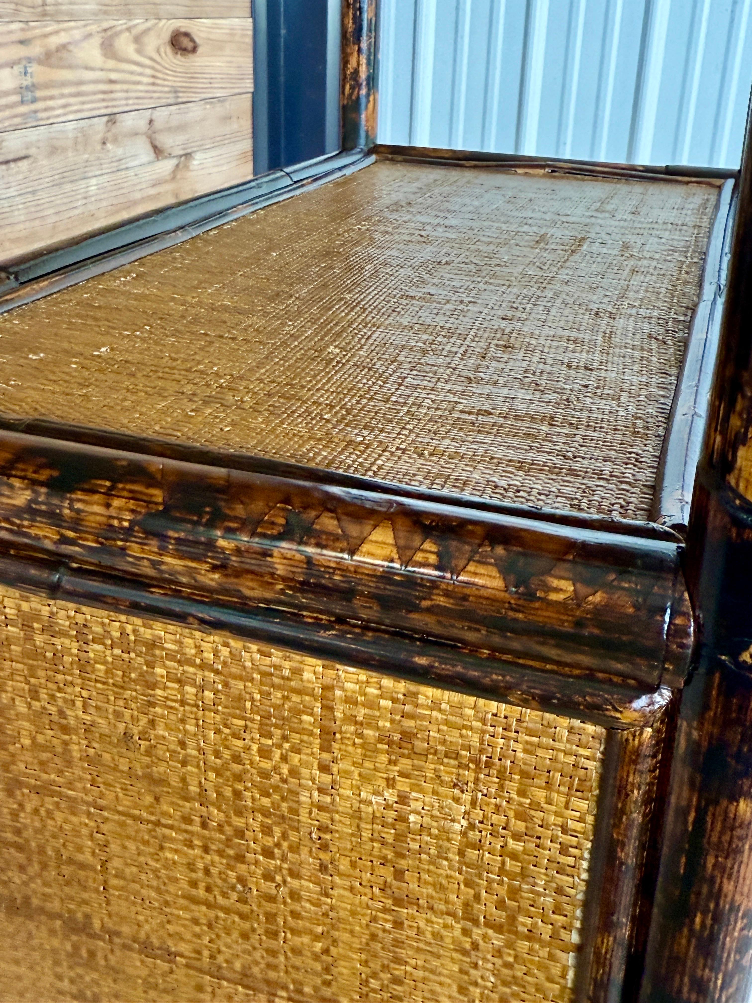 Cabinet d'étagère en rotin et toile de gazon de la fin du 20e siècle, de style British Colonial en vente 9