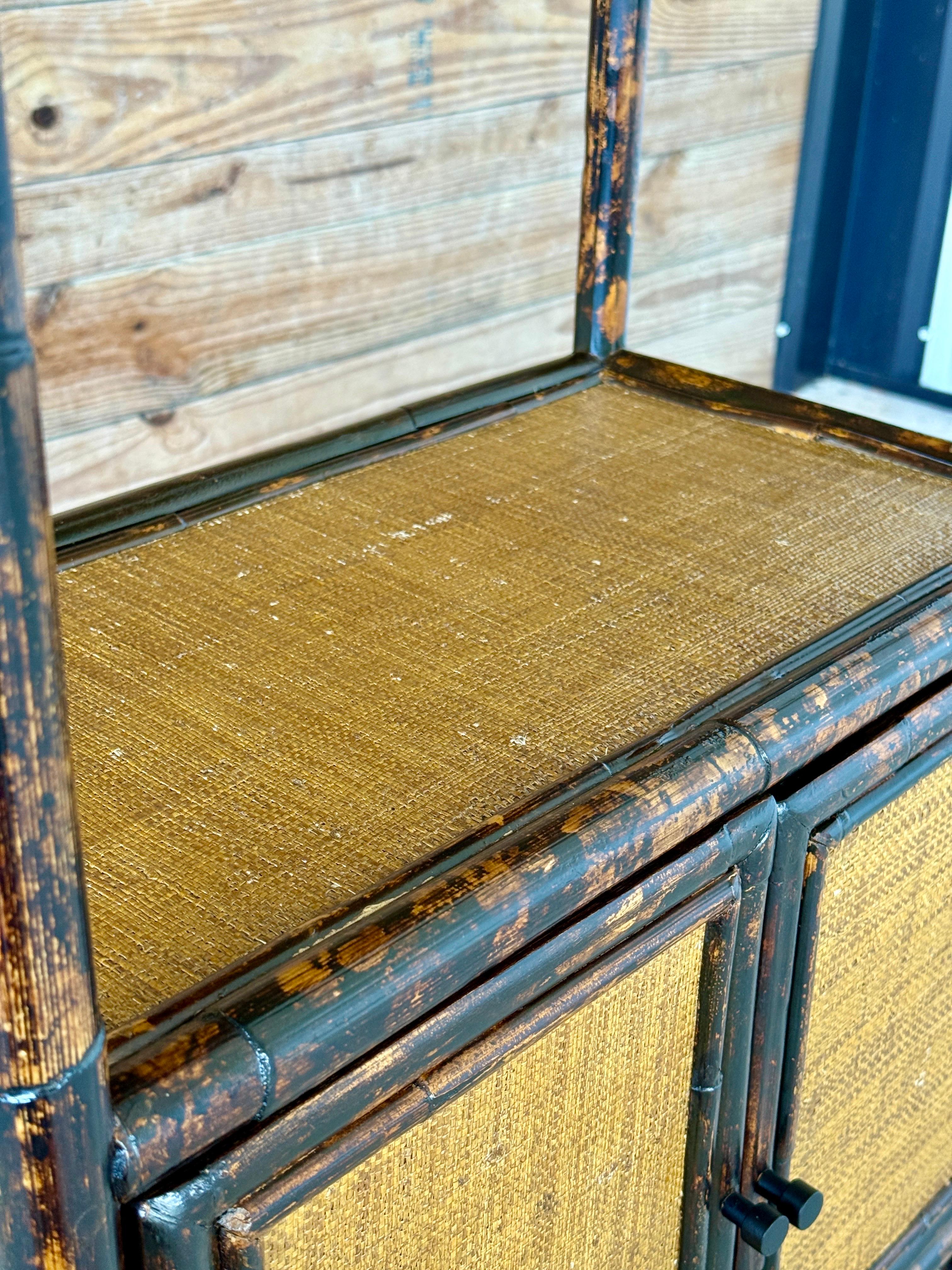 Fait main Cabinet d'étagère en rotin et toile de gazon de la fin du 20e siècle, de style British Colonial en vente