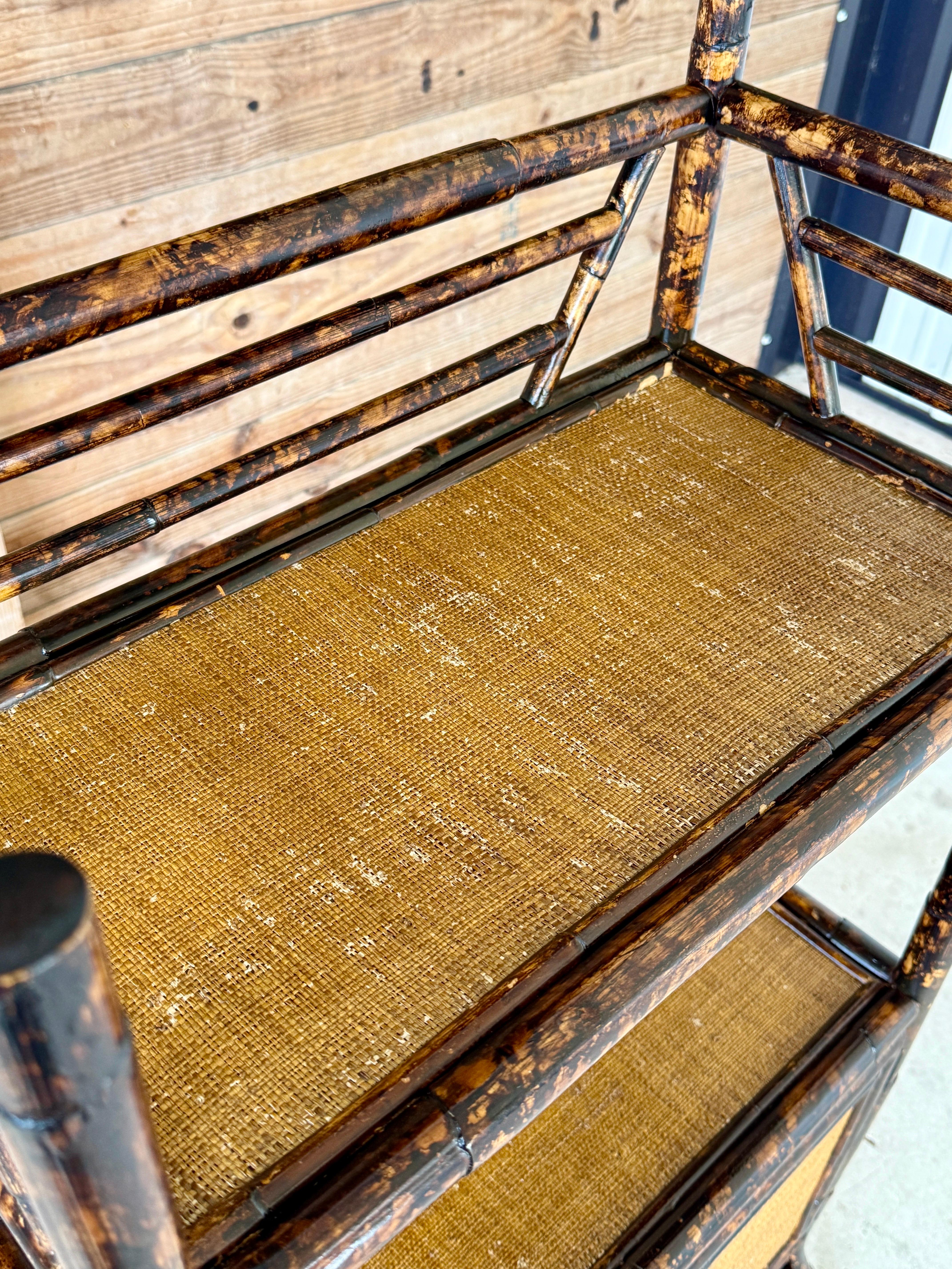 Cabinet d'étagère en rotin et toile de gazon de la fin du 20e siècle, de style British Colonial Bon état - En vente à North Fort Myers, FL
