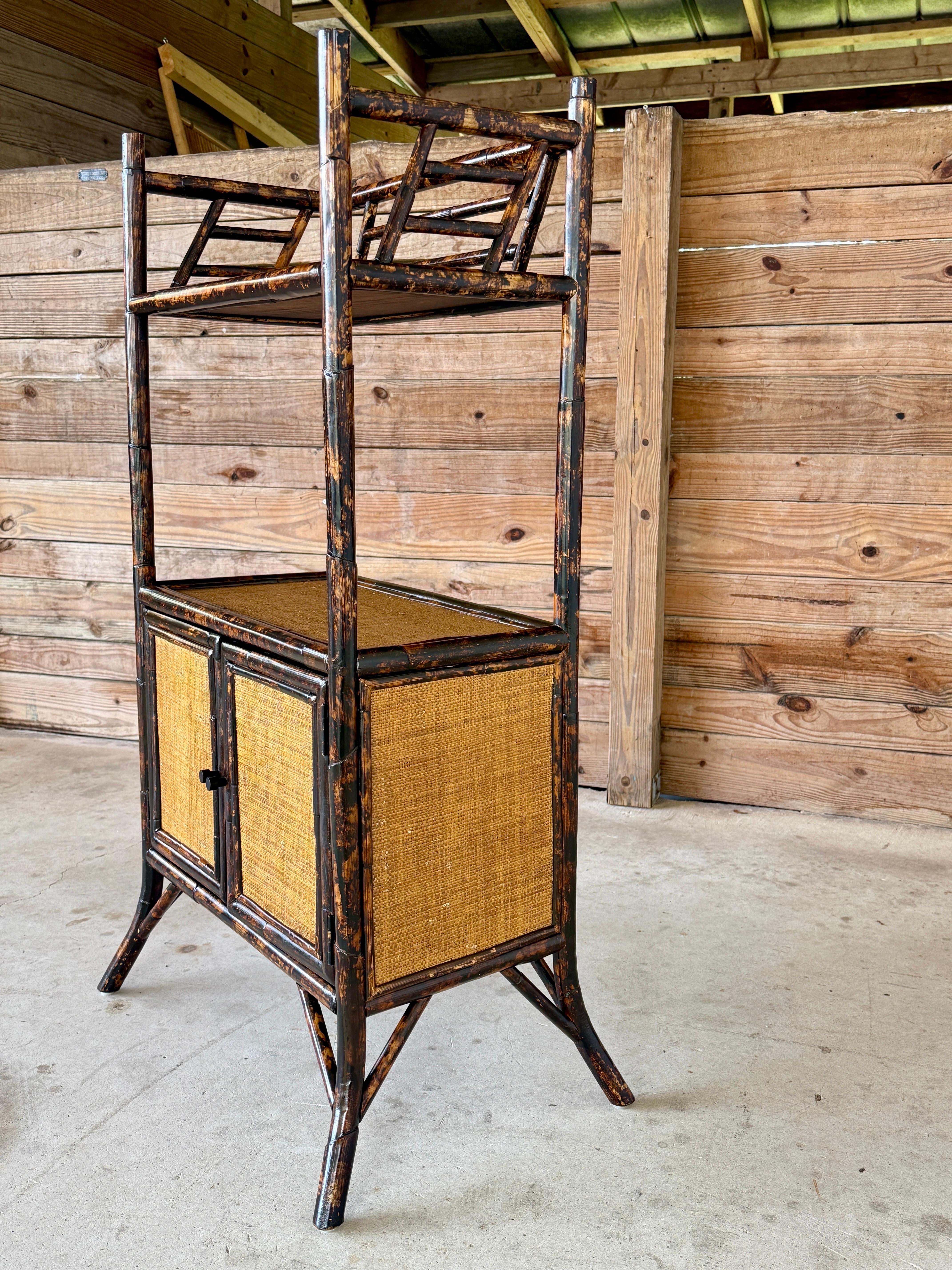 20ième siècle Cabinet d'étagère en rotin et toile de gazon de la fin du 20e siècle, de style British Colonial en vente