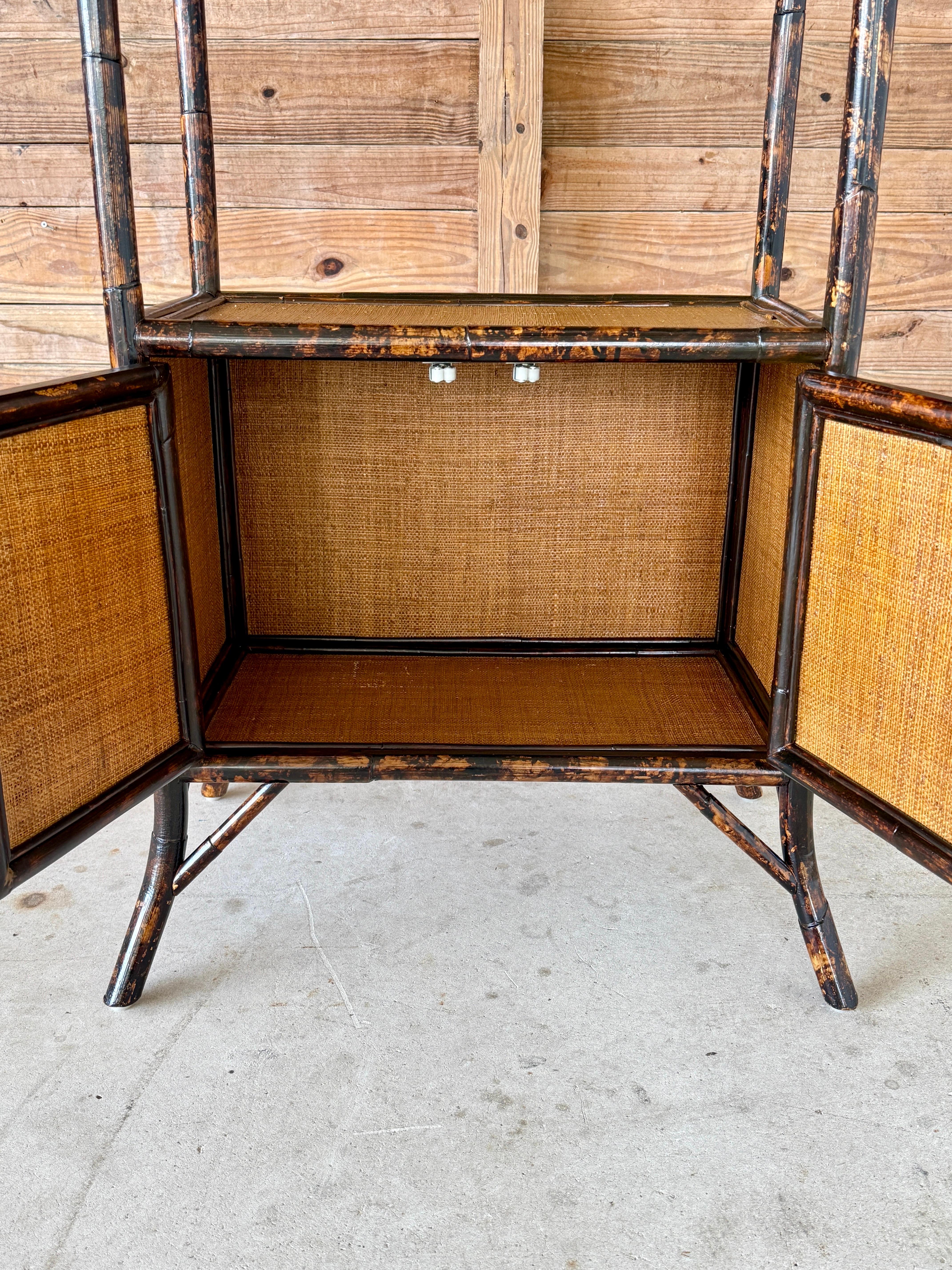 Cabinet d'étagère en rotin et toile de gazon de la fin du 20e siècle, de style British Colonial en vente 1