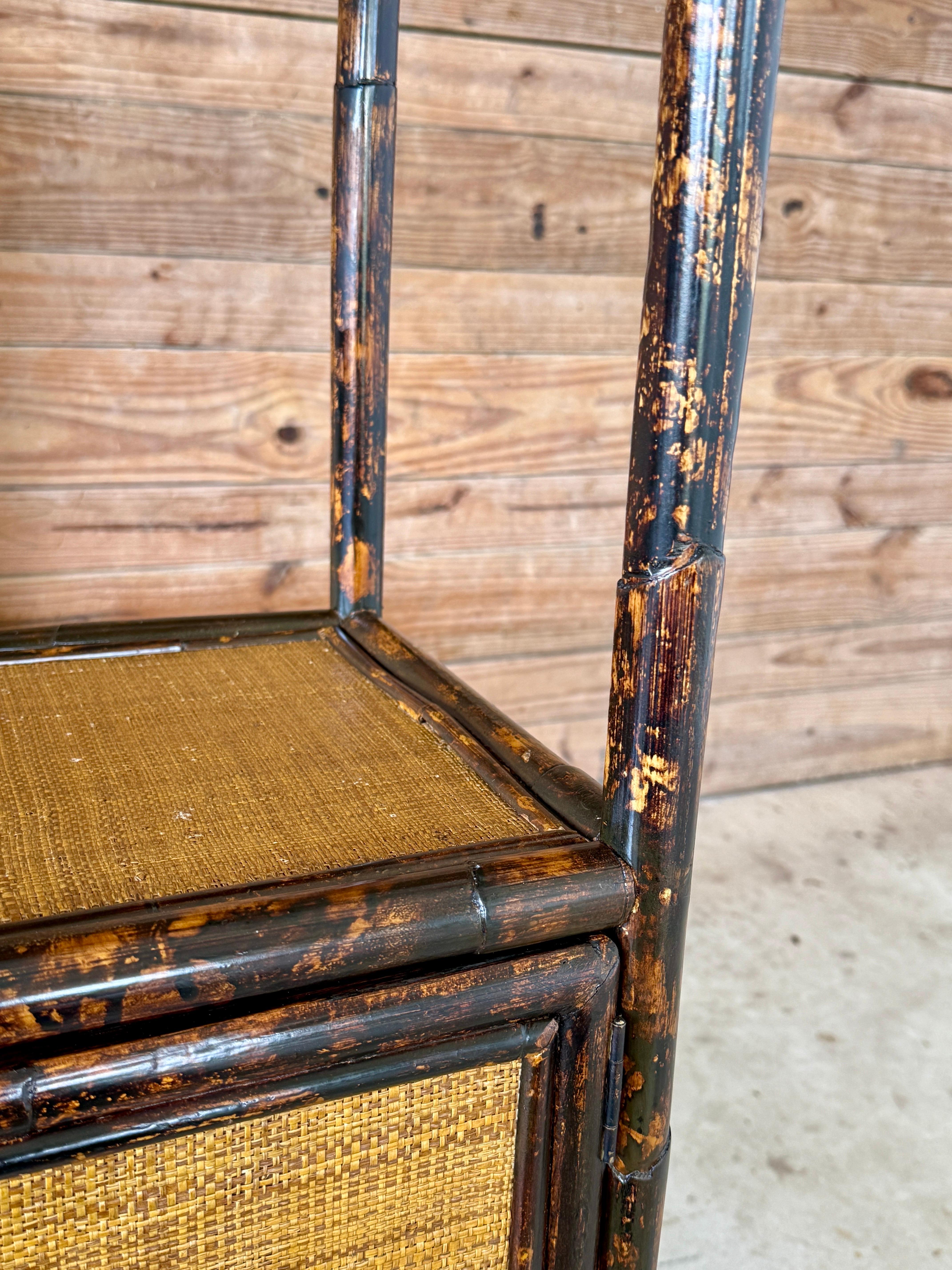 Cabinet d'étagère en rotin et toile de gazon de la fin du 20e siècle, de style British Colonial en vente 2