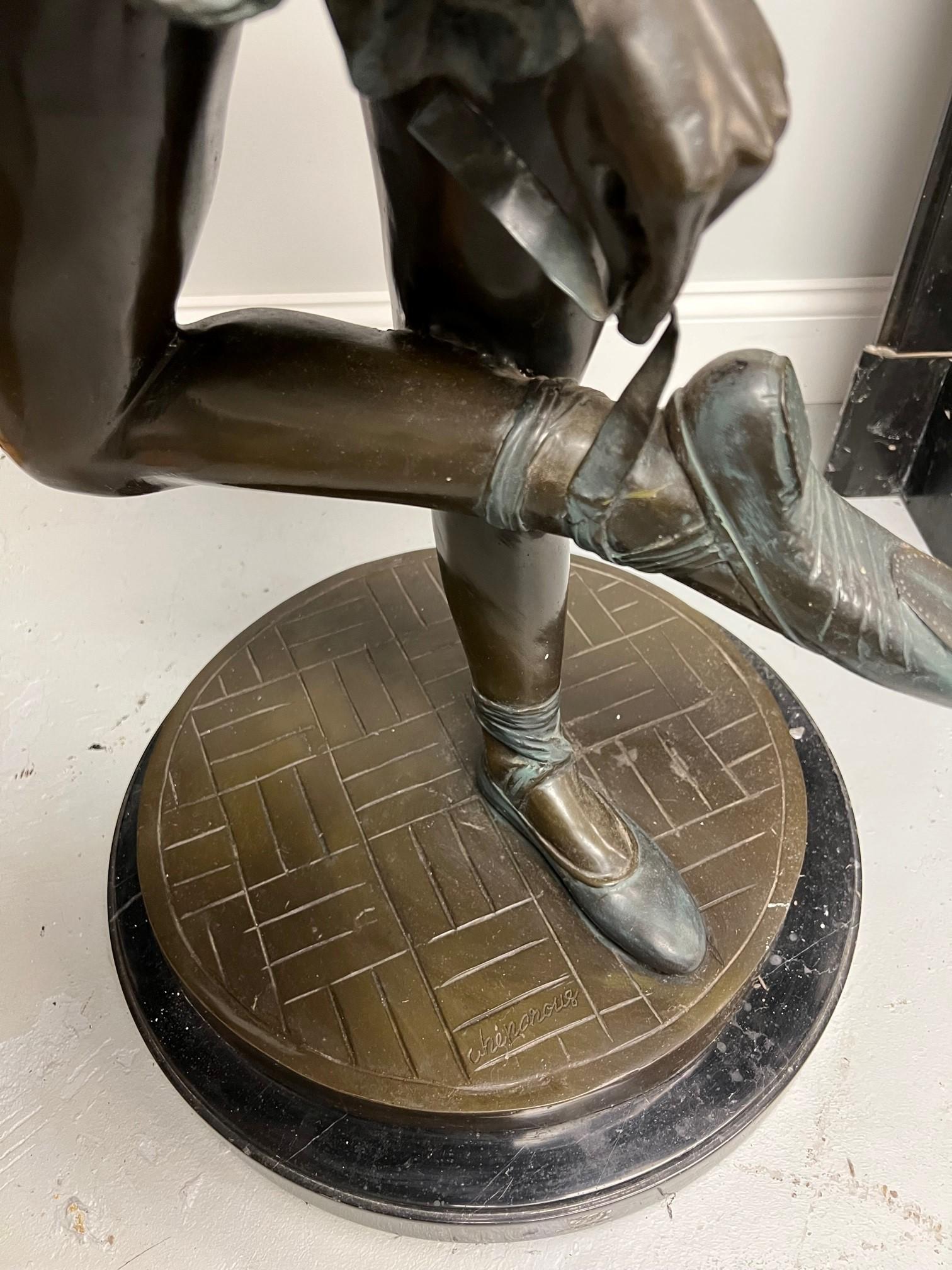 Fin du 20e siècle Ballerine en bronze d'une jeune fille sur une base en marbre    en vente 5