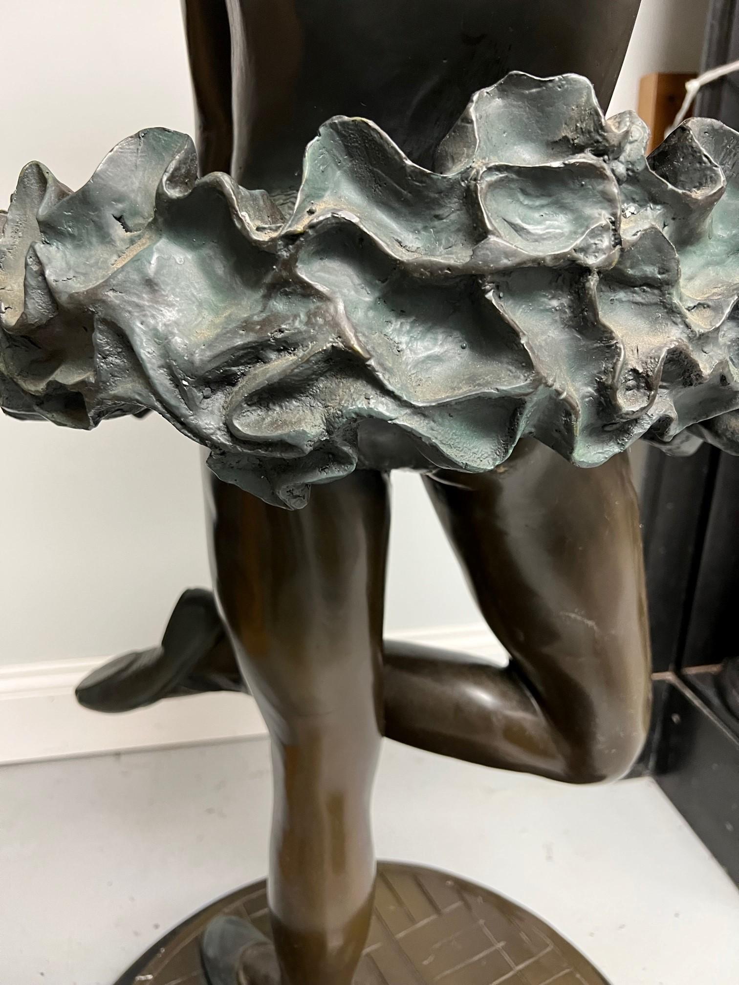 Bronze-Ballerina eines jungen Mädchens aus dem späten 20. Jahrhundert auf einem Marmorsockel    im Zustand „Gut“ im Angebot in Stamford, CT