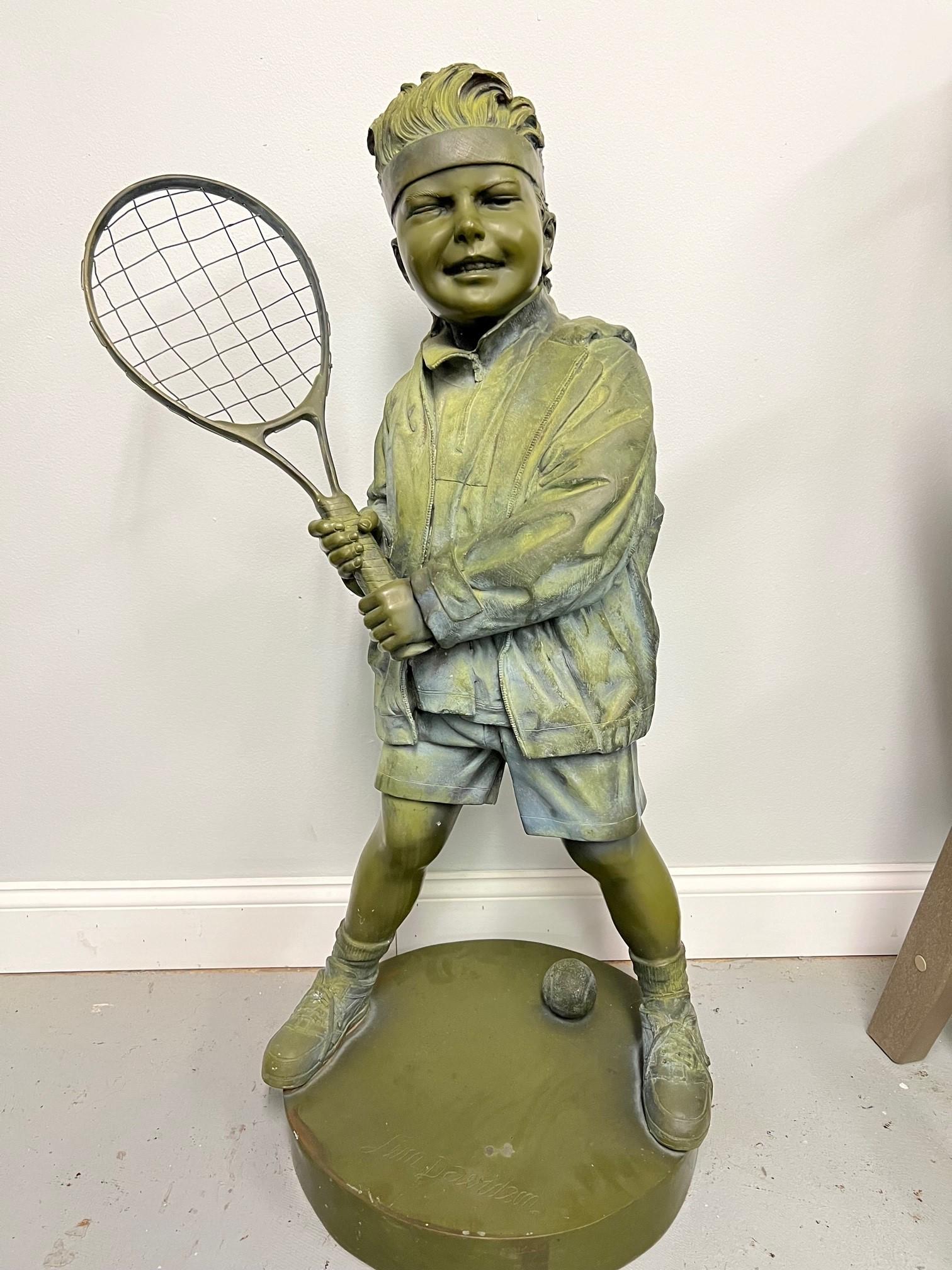 Bronzestatue aus dem späten 20. Jahrhundert, die einen Tennis oder Pickleball spielenden Jungen darstellt. Die Bronzestatue ist in sehr gutem Zustand, hat aber draußen gestanden und ist verwittert, sieht aber immer noch gut aus. Ein lustiges Stück,