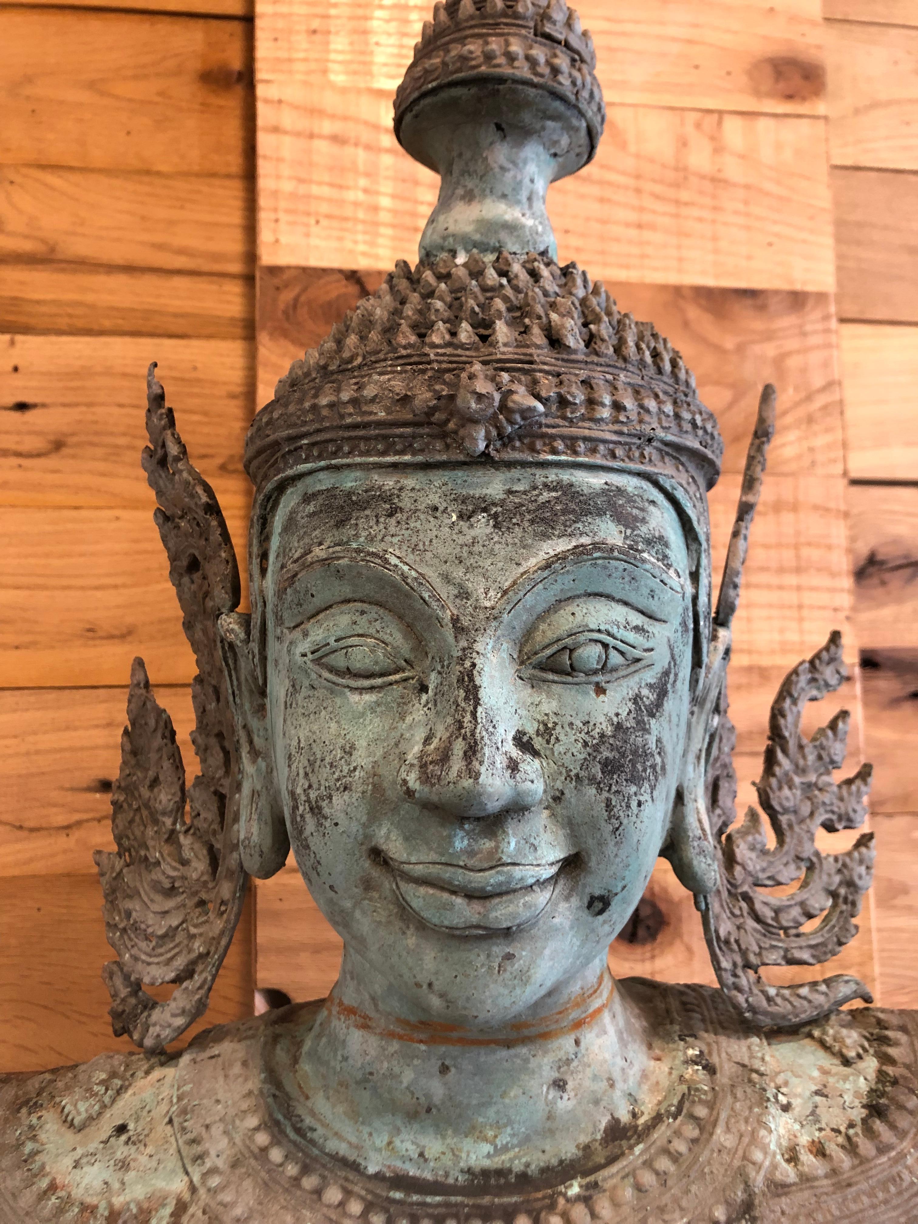 Thaïlandais Déesse hindoue de protection en bronze de la fin du XXe siècle en vente
