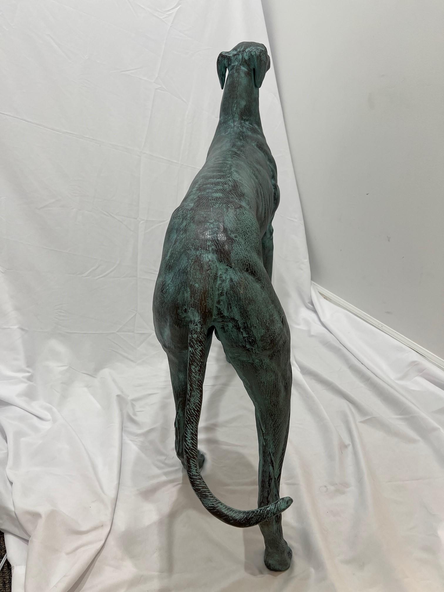 Statue de chien lévrier grandeur nature en bronze de la fin du XXe siècle avec une patine verte en vente 3