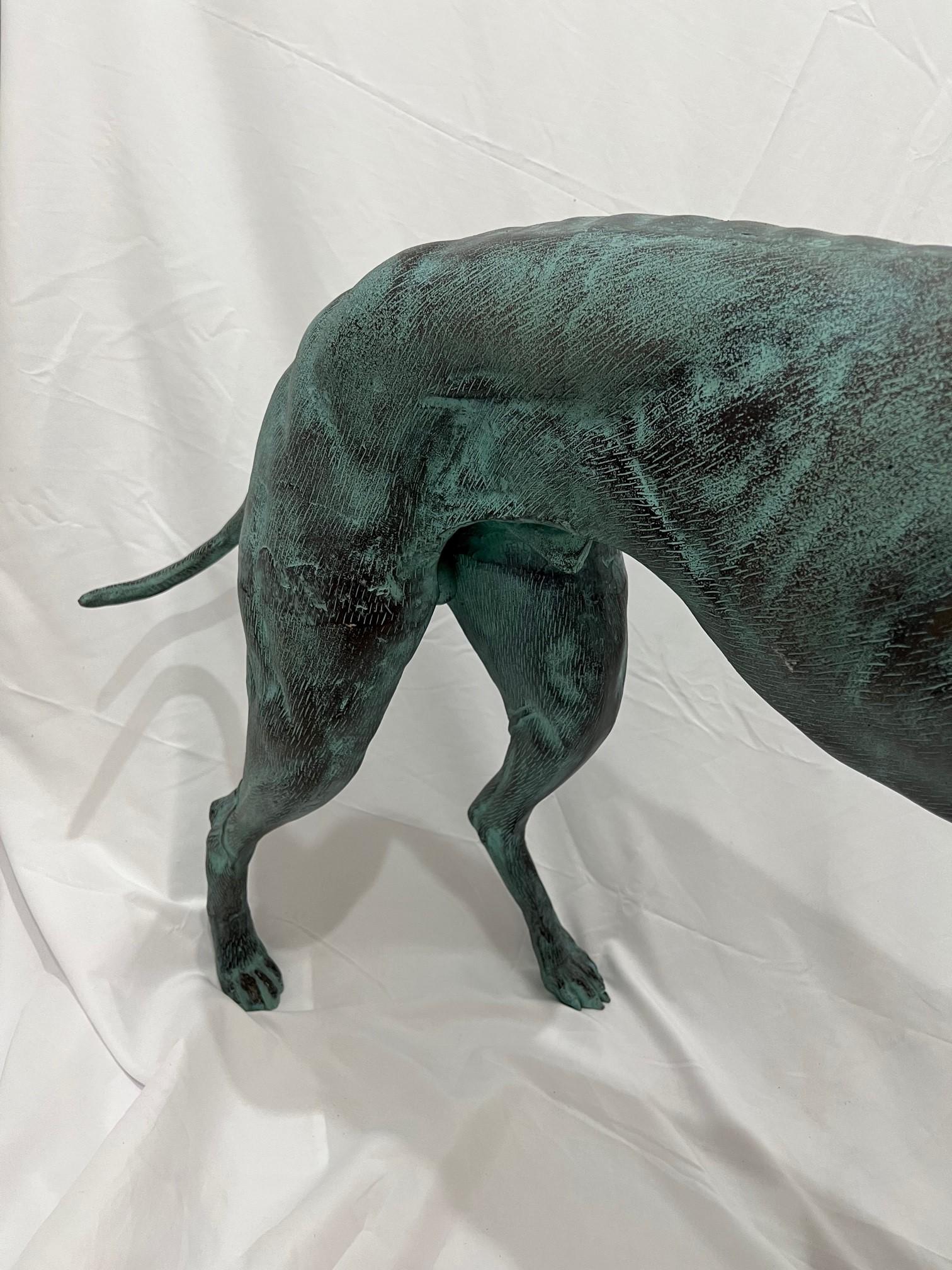 Statue de chien lévrier grandeur nature en bronze de la fin du XXe siècle avec une patine verte Bon état - En vente à Stamford, CT