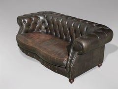 Fin du 20ème siècle, Canapé Chesterfield en cuir Brown de forme serpentine