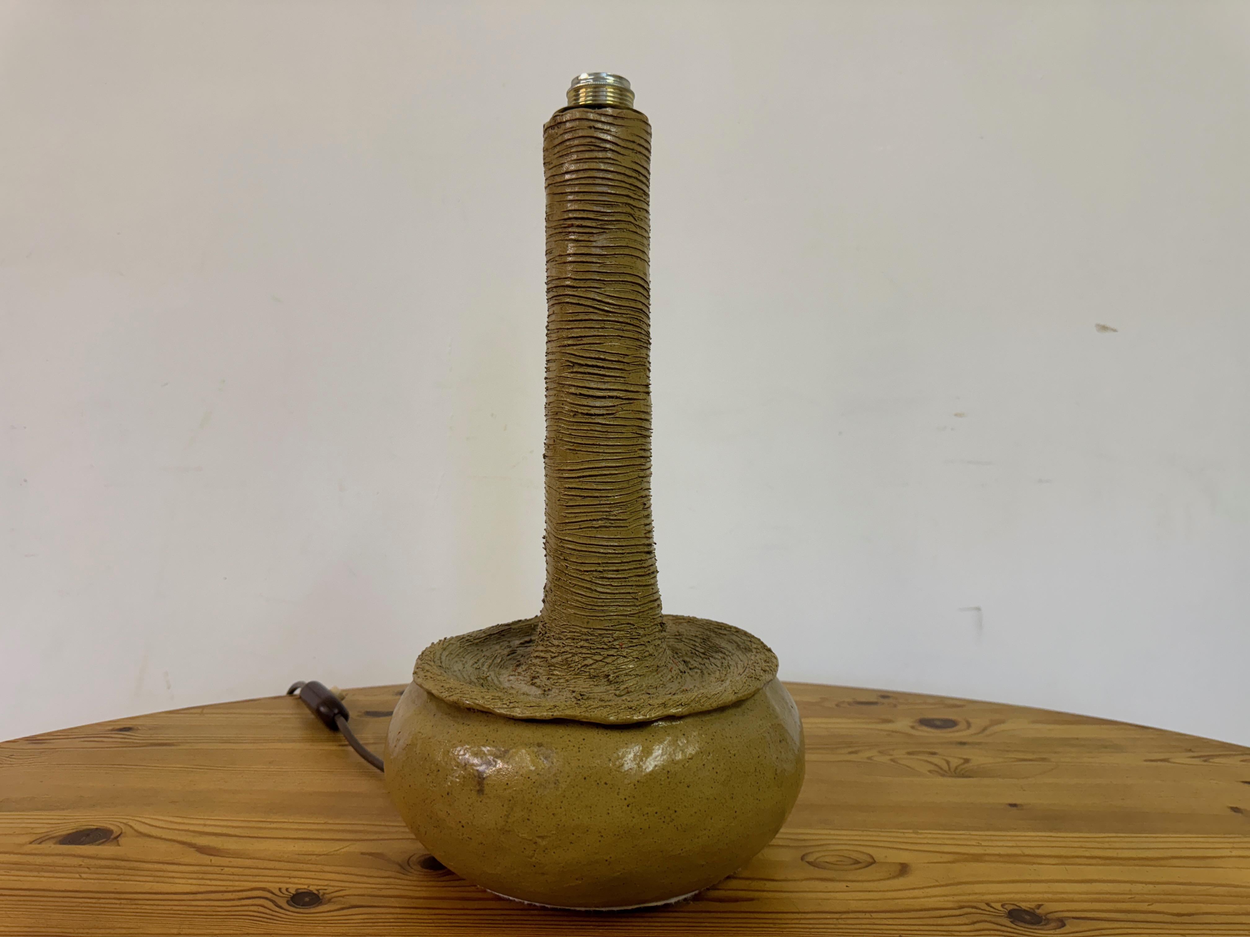 Mid-Century Modern Lampe de table en céramique brutaliste de la fin du 20e siècle en vente