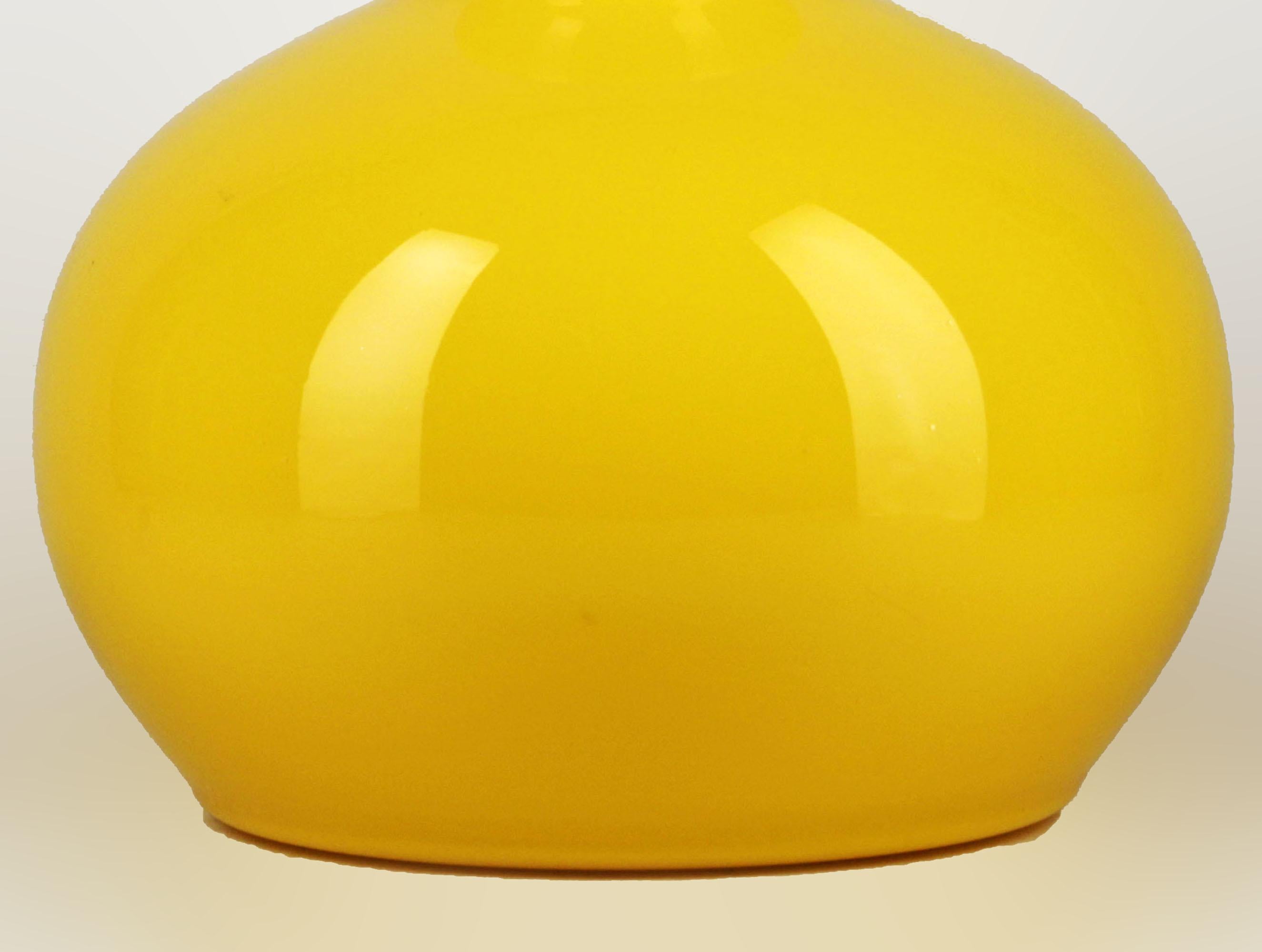 Scandinavo Vaso bulboso in vetro lucido giallo di design scandinavo della fine del XX secolo in vendita