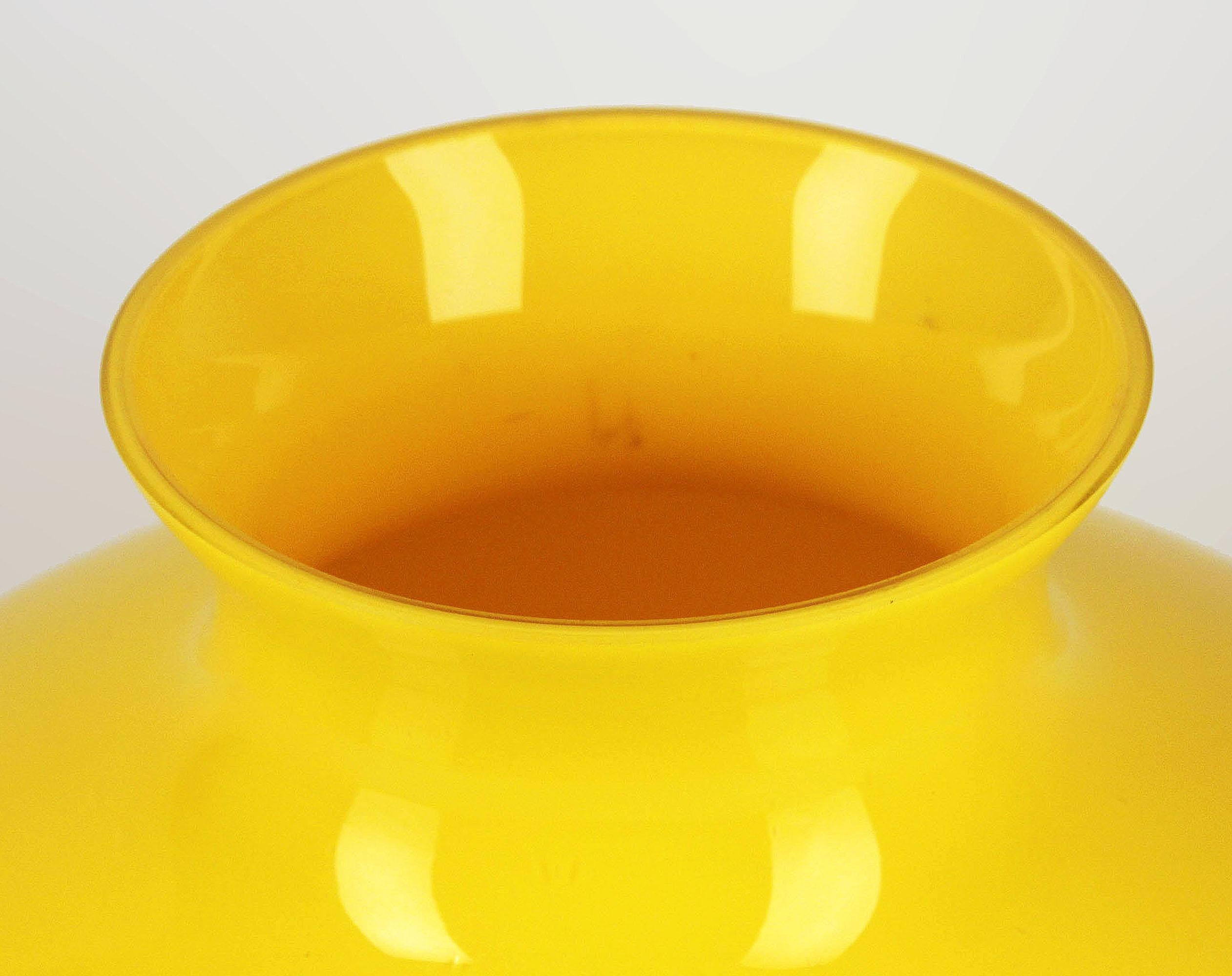 Smalto Vaso bulboso in vetro lucido giallo di design scandinavo della fine del XX secolo in vendita