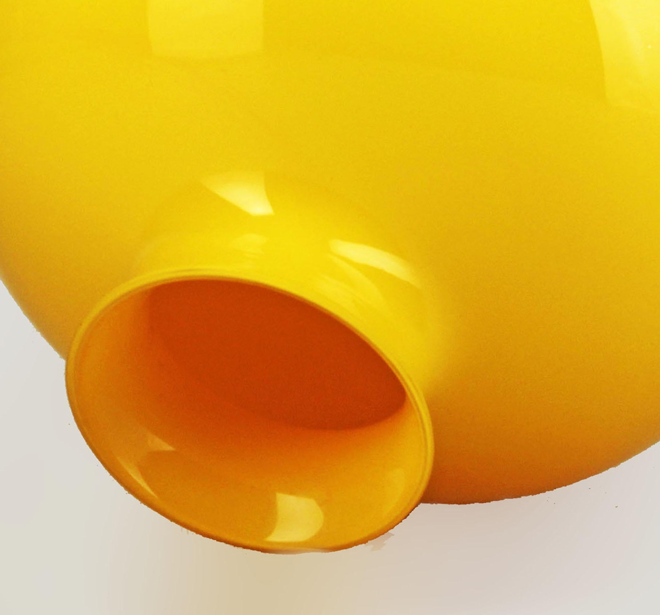 Vaso bulboso in vetro lucido giallo di design scandinavo della fine del XX secolo in vendita 2