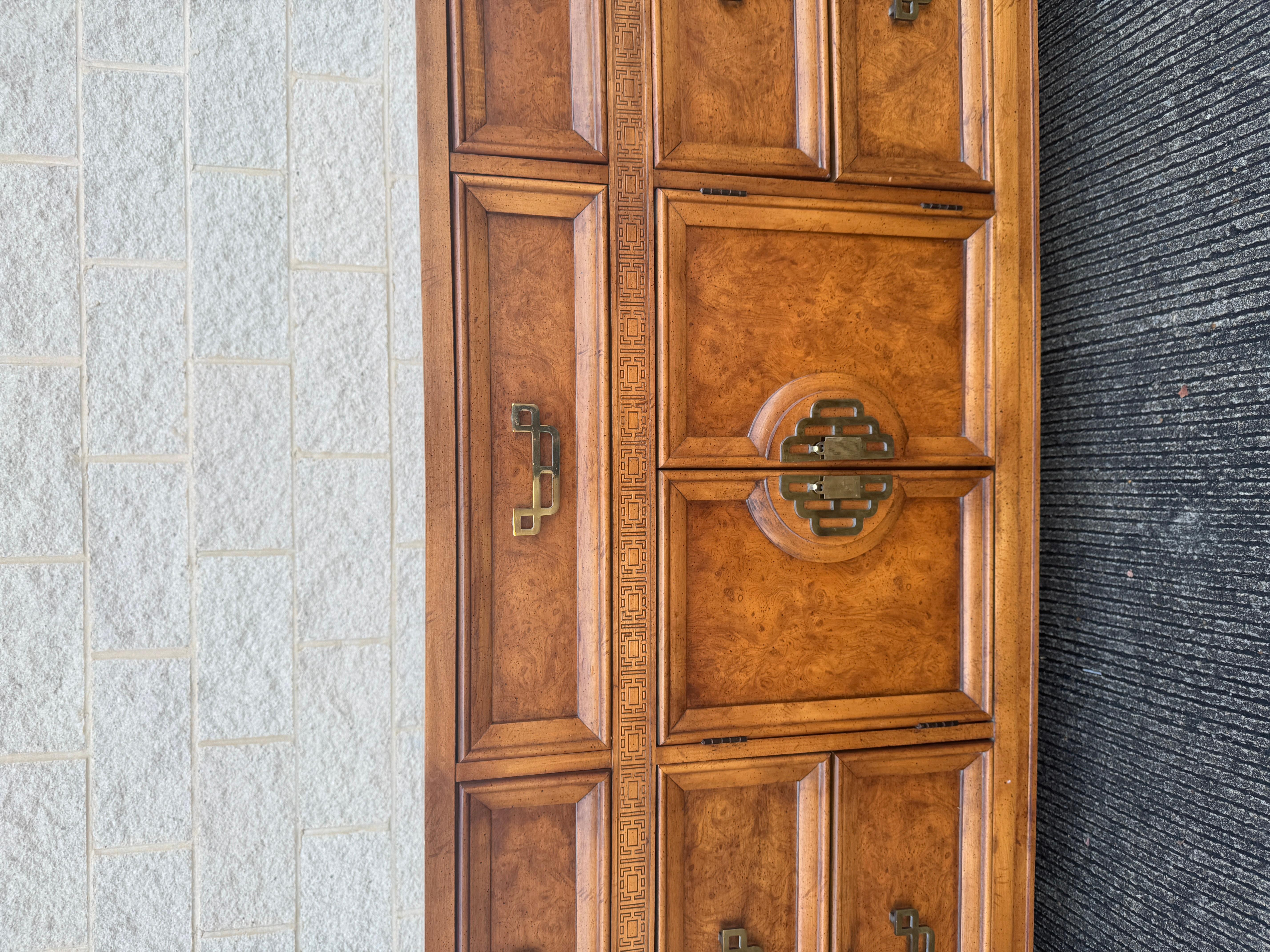 Fin du 20e siècle - Commode en bois de ronce Chinoiserie Collection A Link en vente 5