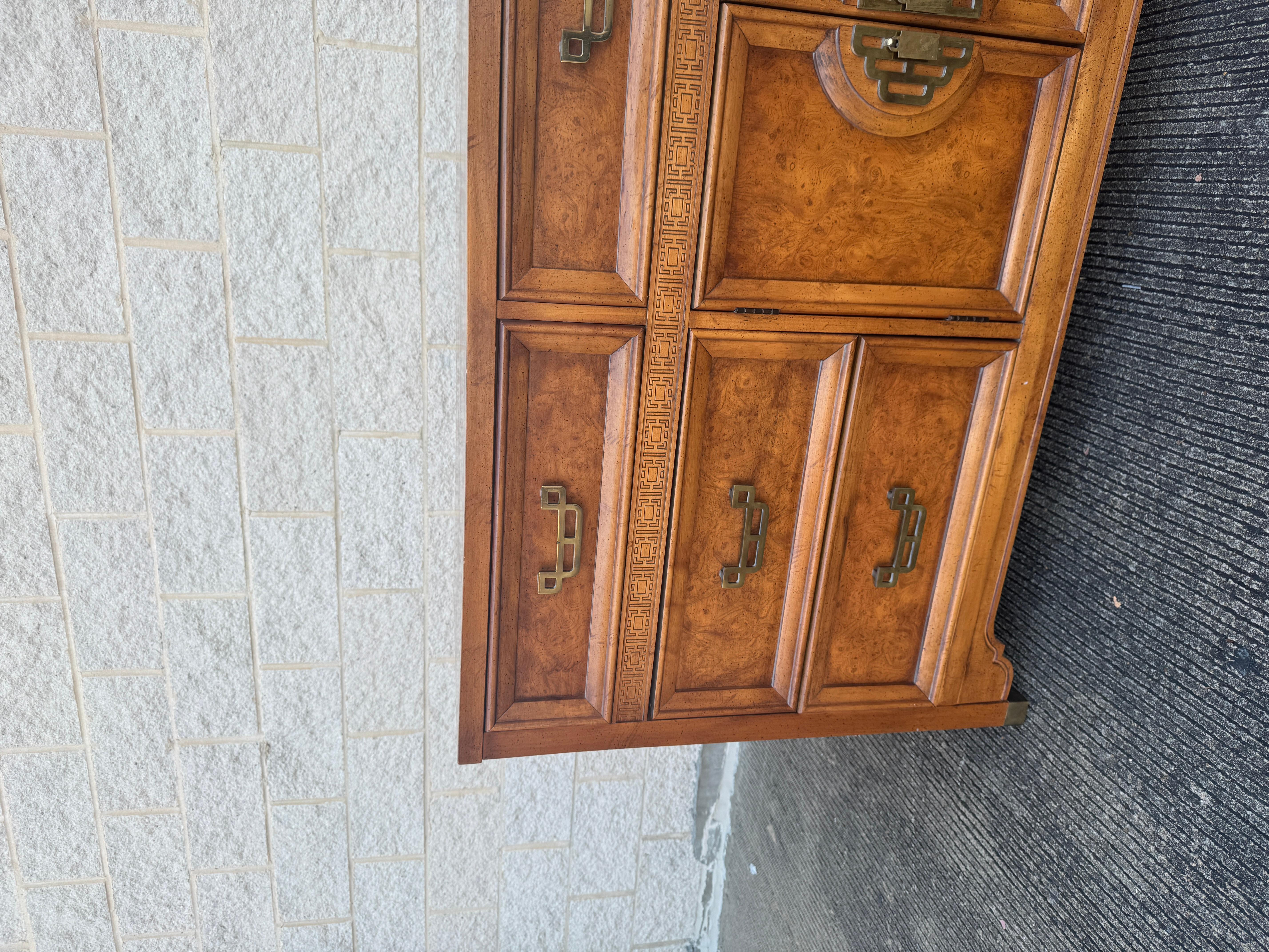 Fin du 20e siècle - Commode en bois de ronce Chinoiserie Collection A Link en vente 6