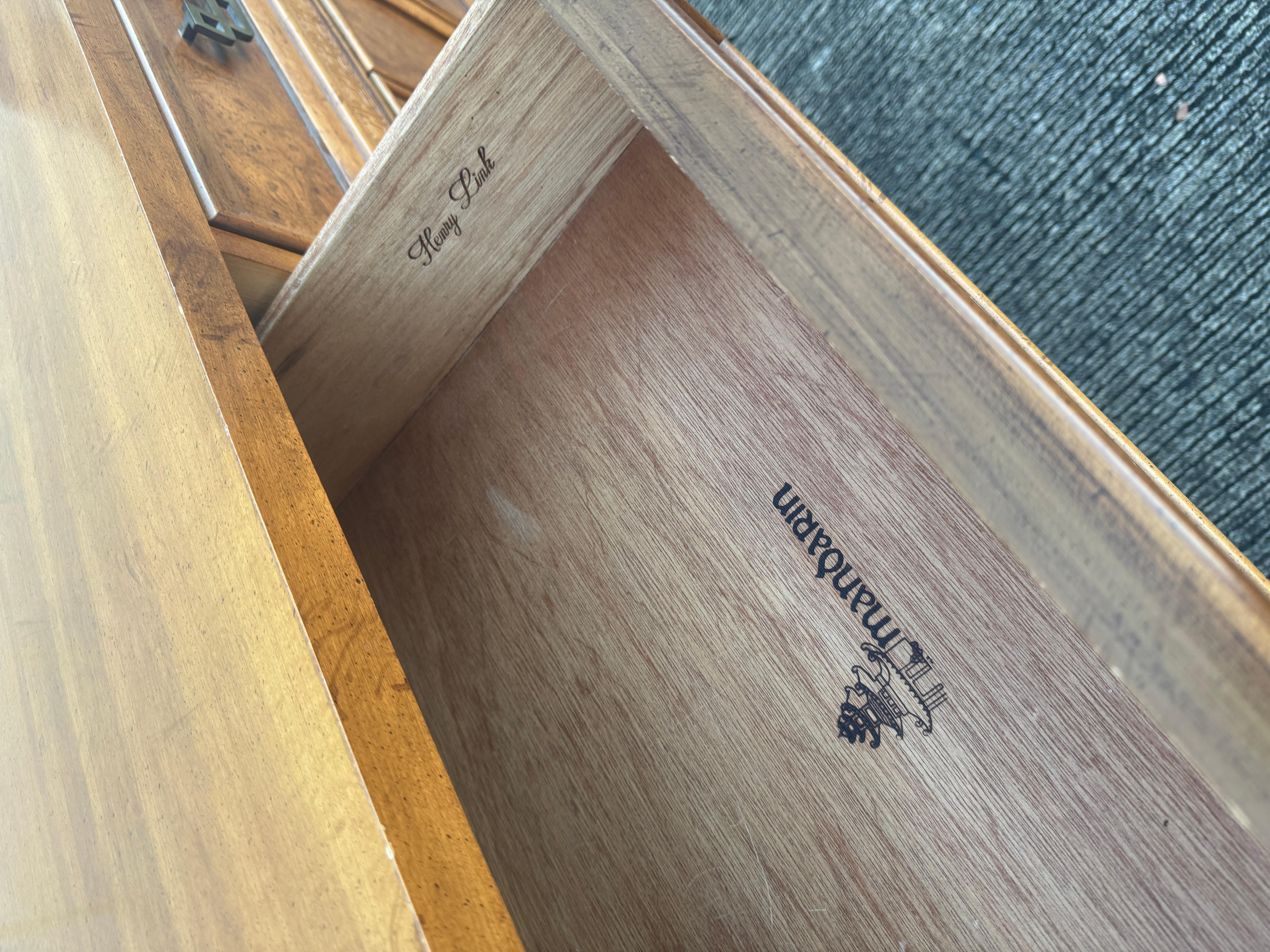 Fin du 20e siècle - Commode en bois de ronce Chinoiserie Collection A Link en vente 7