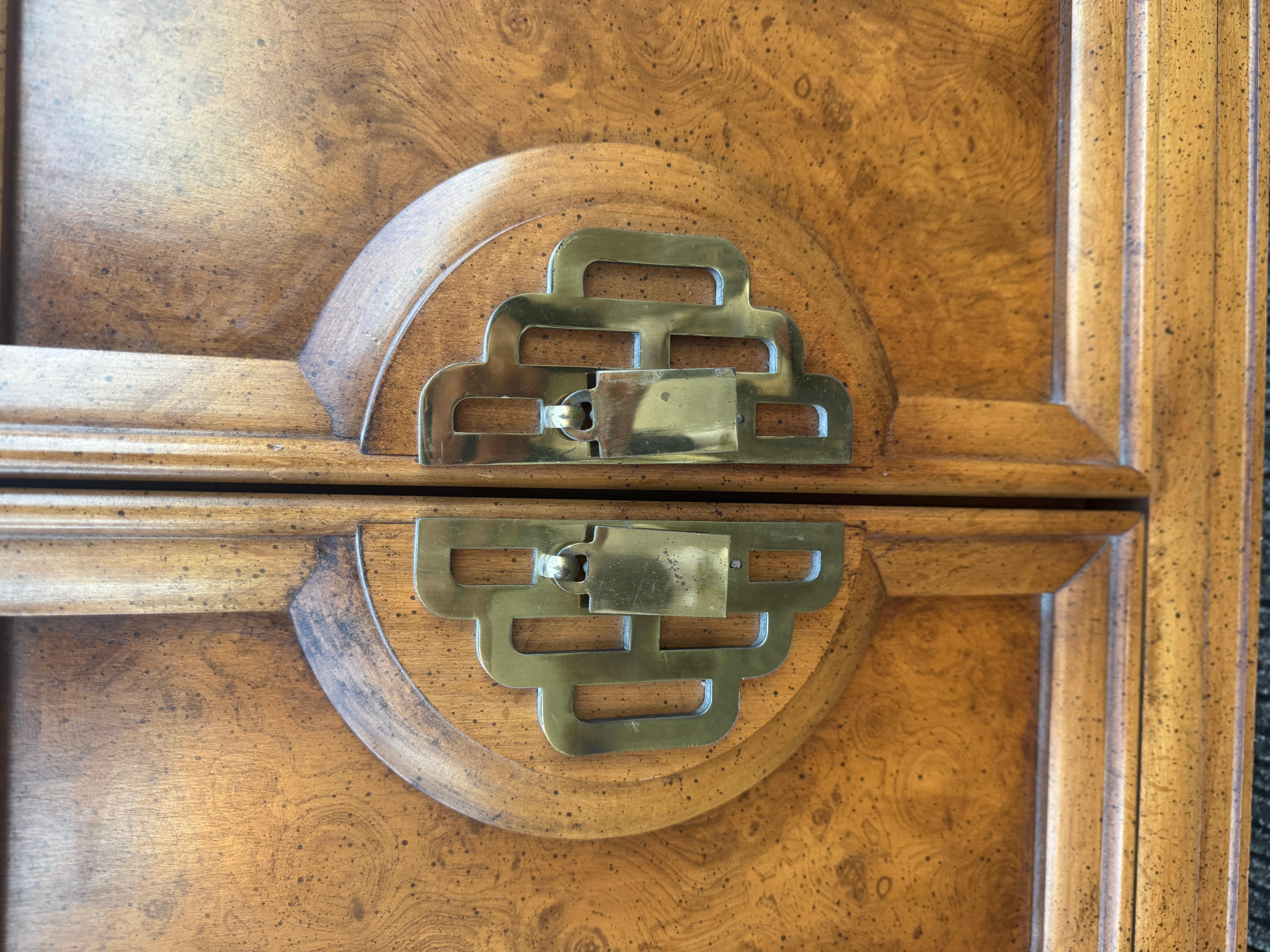 Fin du 20e siècle - Commode en bois de ronce Chinoiserie Collection A Link en vente 10