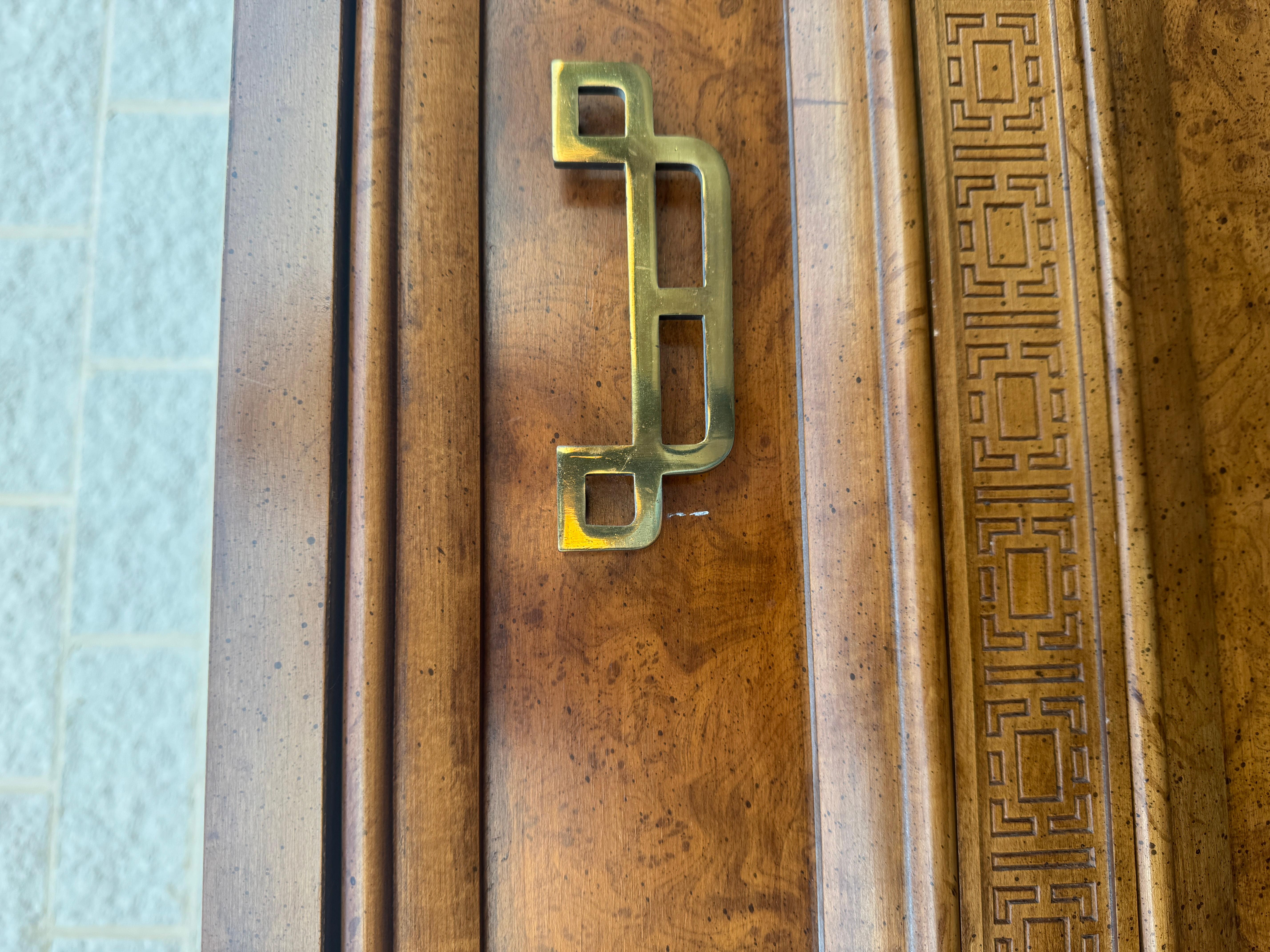 Fin du 20e siècle - Commode en bois de ronce Chinoiserie Collection A Link en vente 12