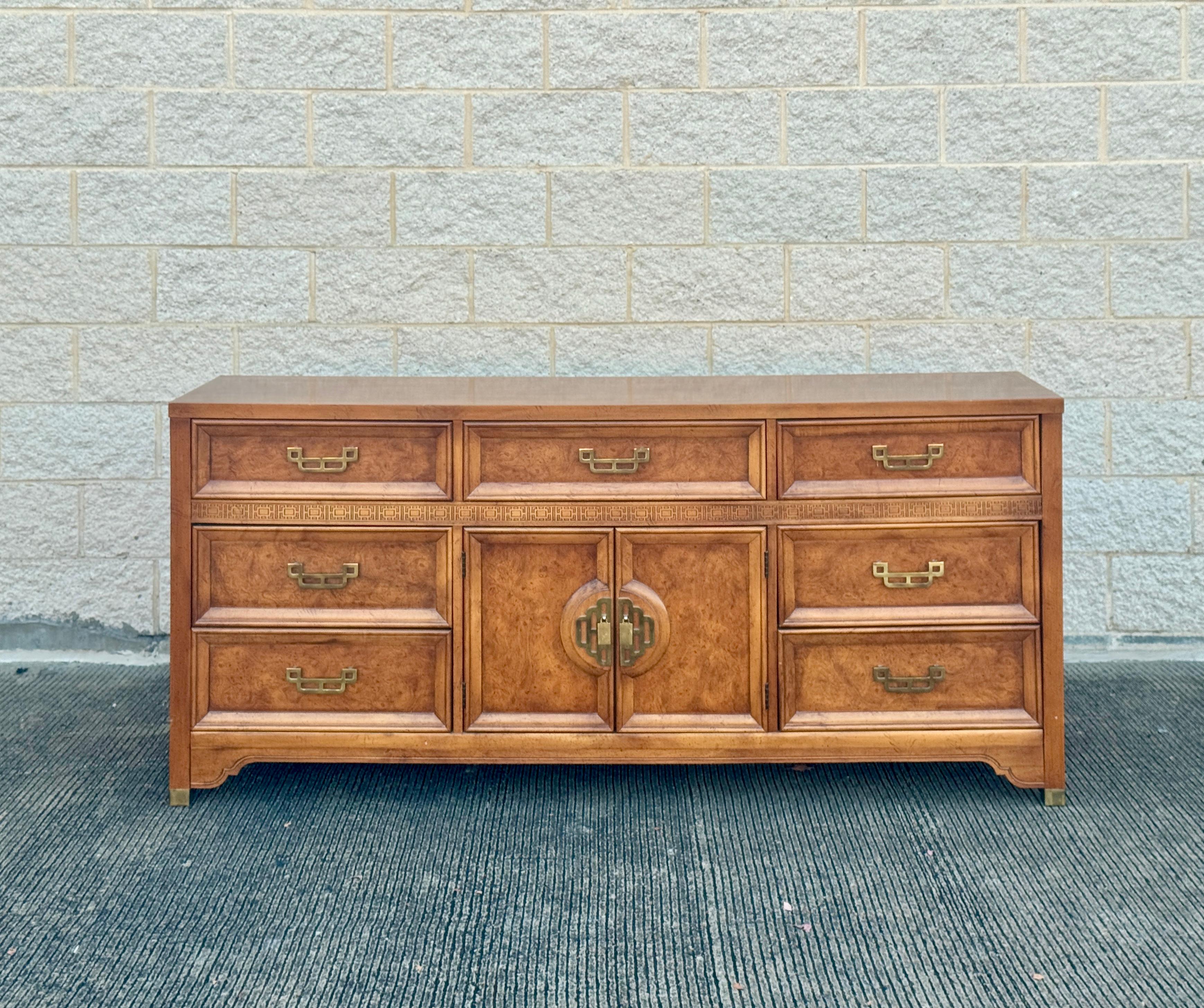 Il présente une finition en placage de bois d'ébène, neuf tiroirs pour un rangement généreux et des poignées et ferrures en laiton d'origine.