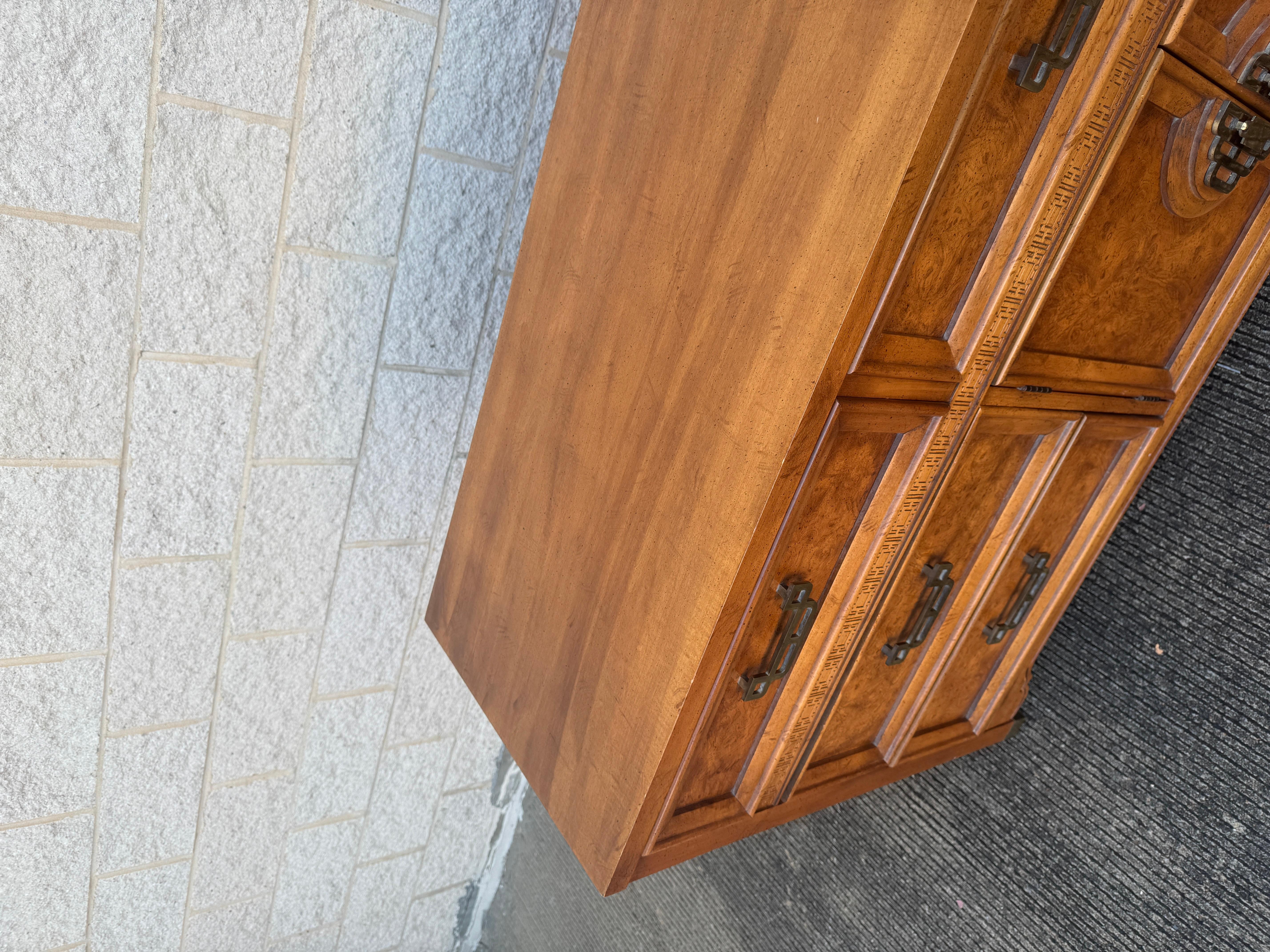 Bois Fin du 20e siècle - Commode en bois de ronce Chinoiserie Collection A Link en vente