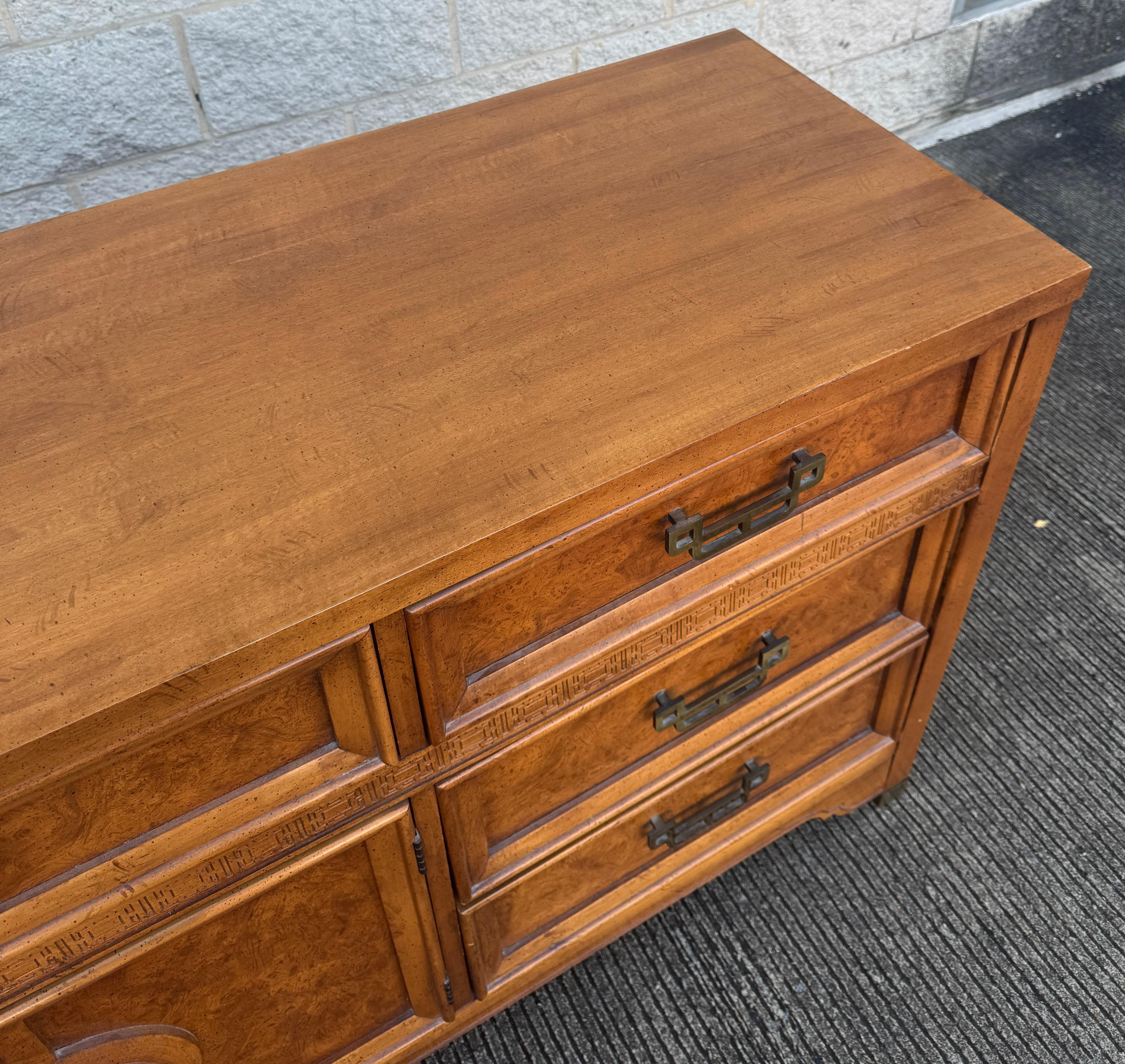 Fin du 20e siècle - Commode en bois de ronce Chinoiserie Collection A Link en vente 2