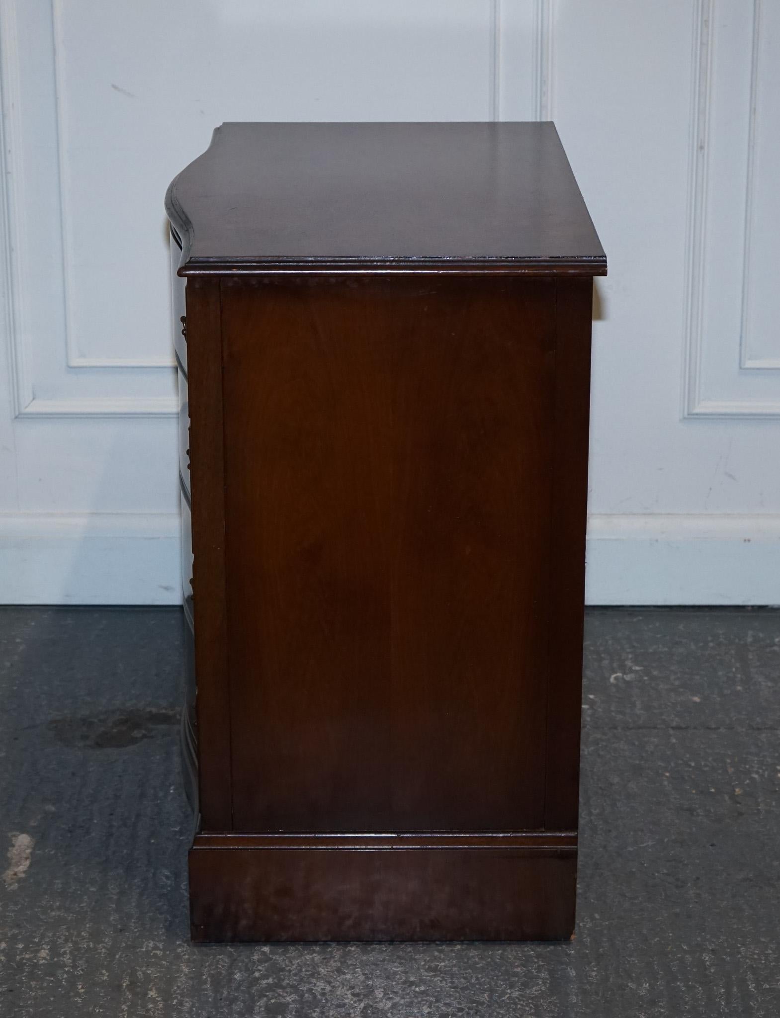 cassettiera in legno di noce della fine del XX secolo con maniglie in ottone in vendita 4