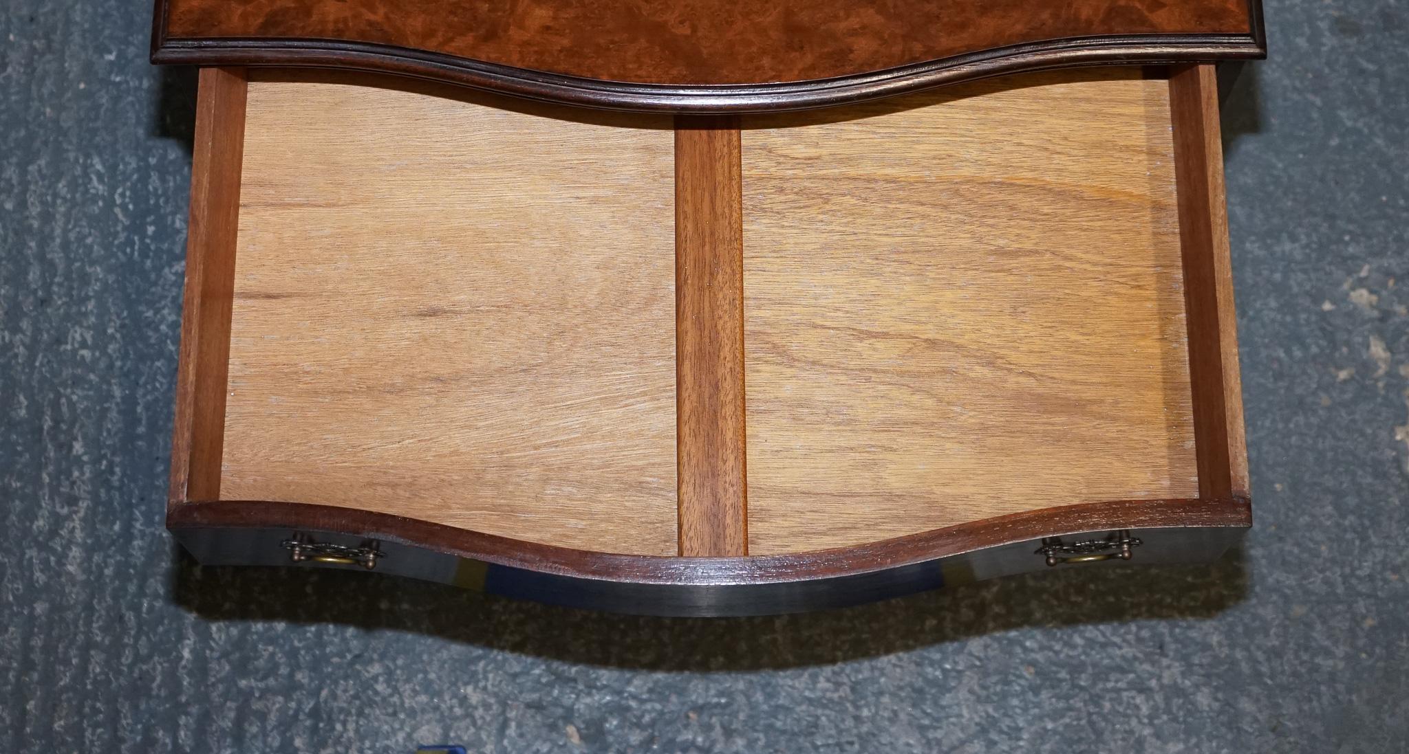 cassettiera in legno di noce della fine del XX secolo con maniglie in ottone in vendita 5