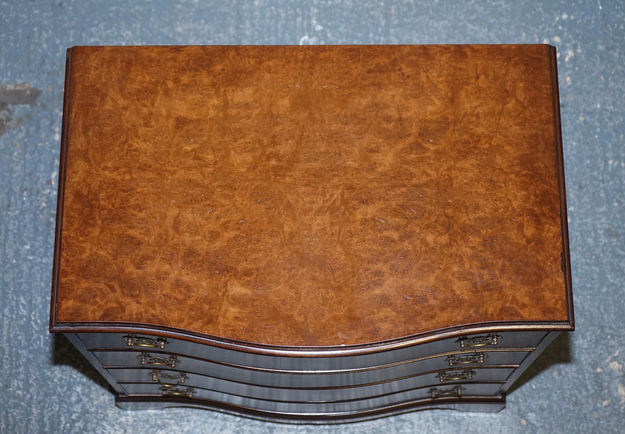 cassettiera in legno di noce della fine del XX secolo con maniglie in ottone in vendita 6
