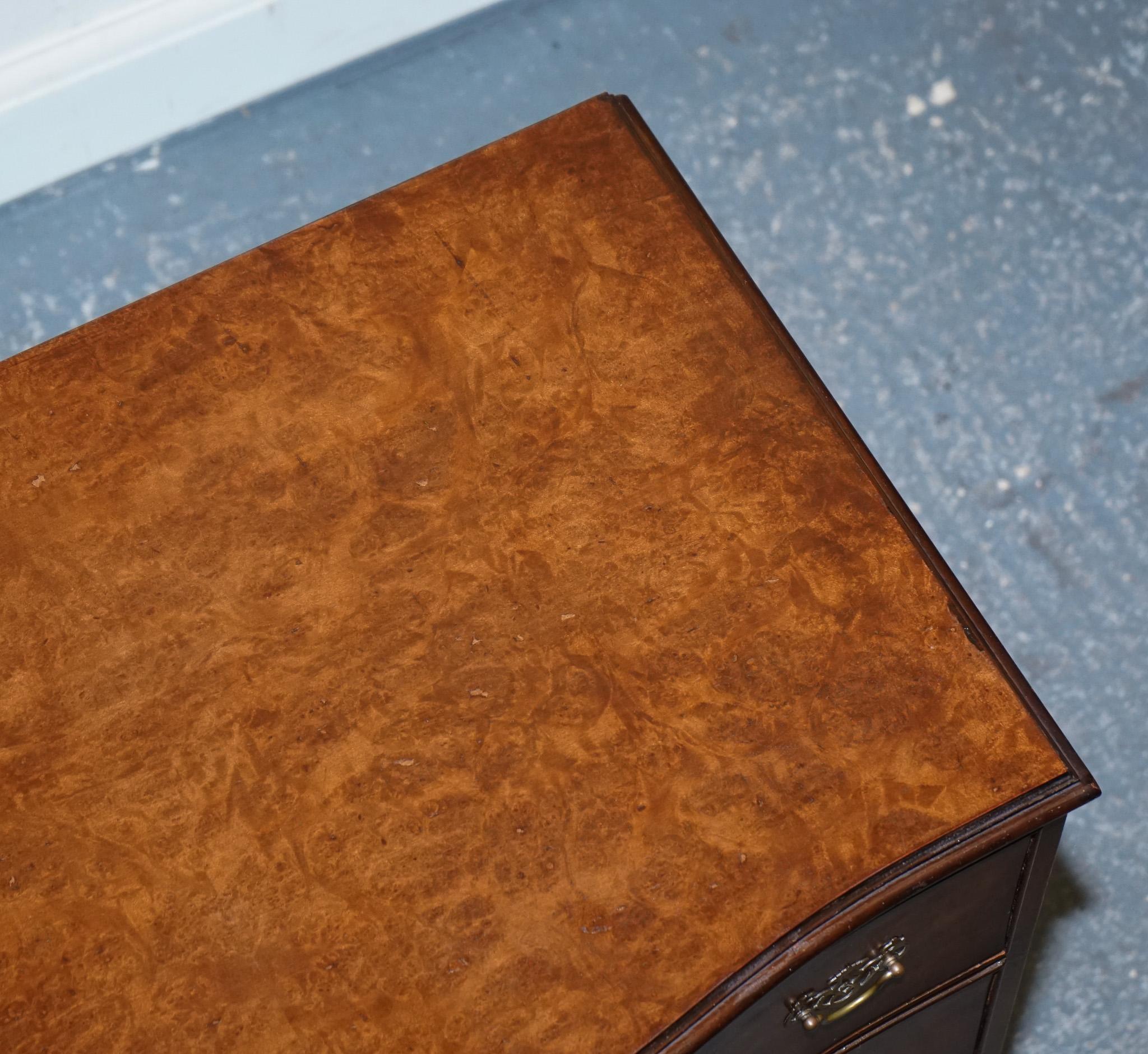 cassettiera in legno di noce della fine del XX secolo con maniglie in ottone in vendita 7