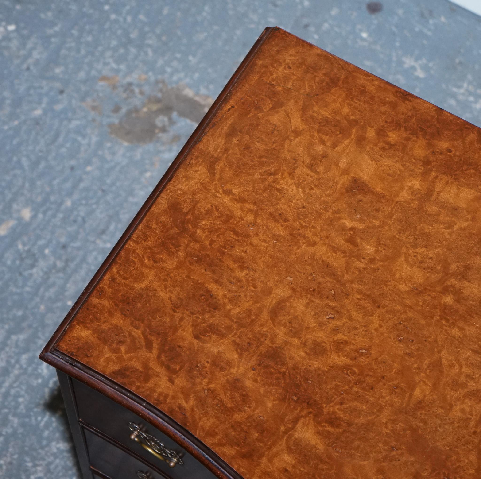 cassettiera in legno di noce della fine del XX secolo con maniglie in ottone in vendita 8