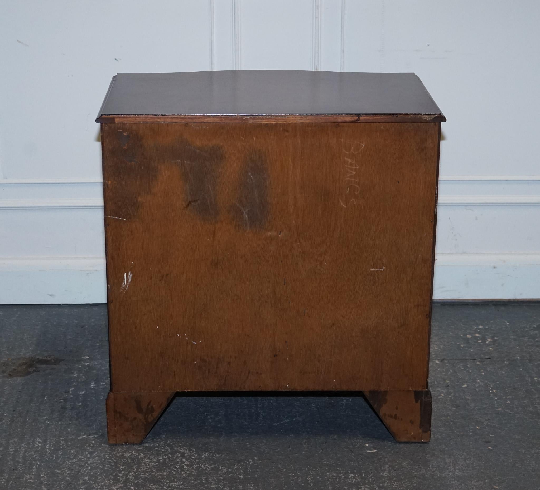 cassettiera in legno di noce della fine del XX secolo con maniglie in ottone in vendita 9