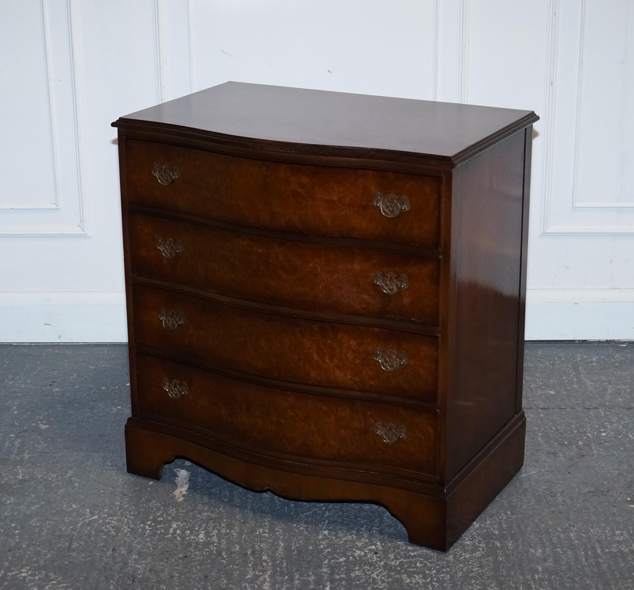 
Antiquariato di Londra



Siamo lieti di offrire in vendita questa bellissima cassettiera in radica di noce vintage.

Prima di procedere all'acquisto, esamina attentamente le immagini per verificarne le condizioni, in quanto fanno parte della