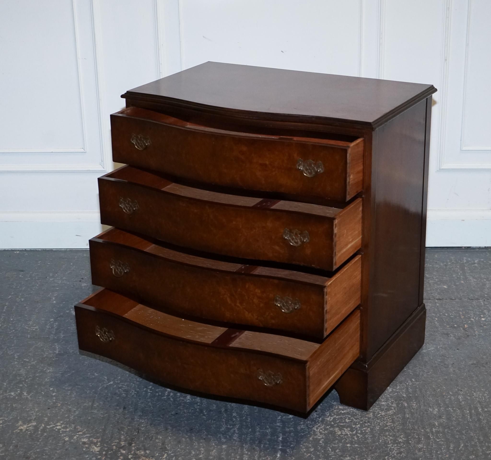 Britannico cassettiera in legno di noce della fine del XX secolo con maniglie in ottone in vendita
