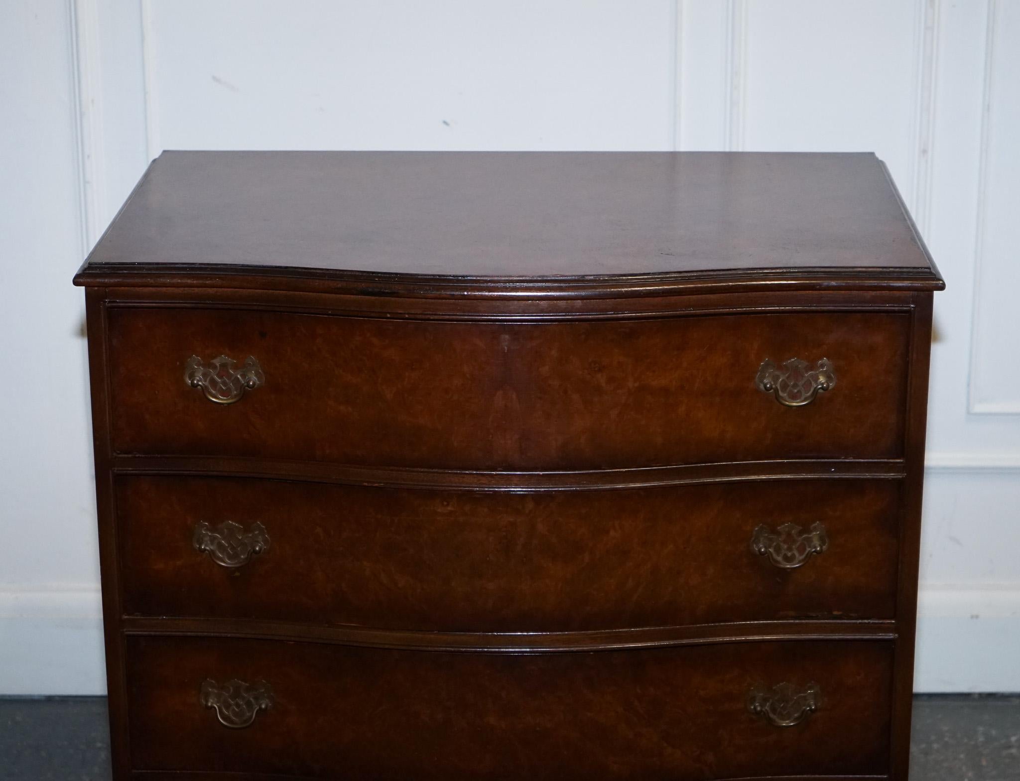 cassettiera in legno di noce della fine del XX secolo con maniglie in ottone In condizioni buone in vendita a Pulborough, GB