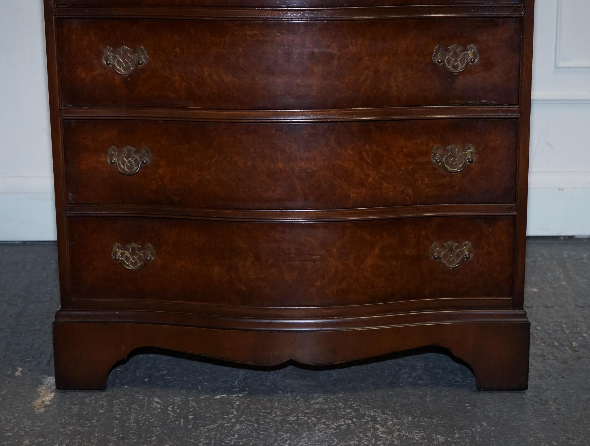 Noce cassettiera in legno di noce della fine del XX secolo con maniglie in ottone in vendita