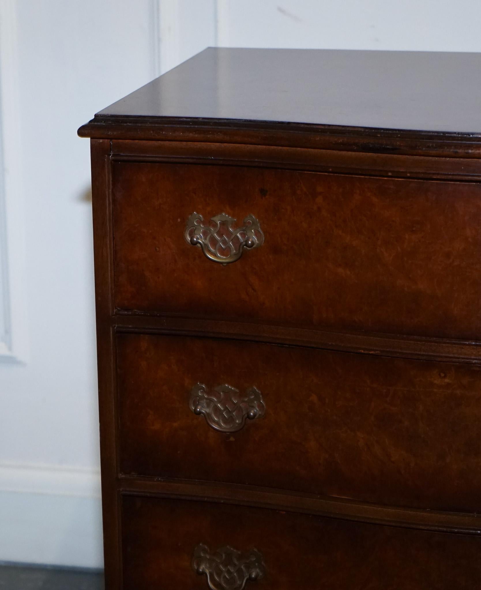 cassettiera in legno di noce della fine del XX secolo con maniglie in ottone in vendita 1