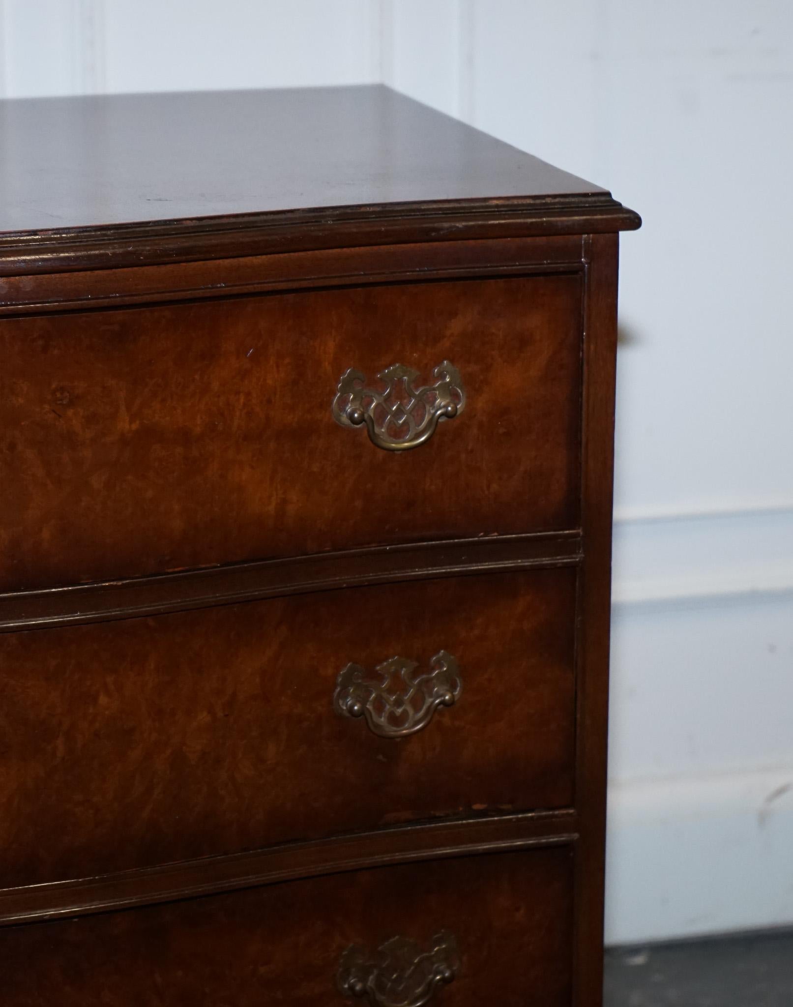 cassettiera in legno di noce della fine del XX secolo con maniglie in ottone in vendita 2