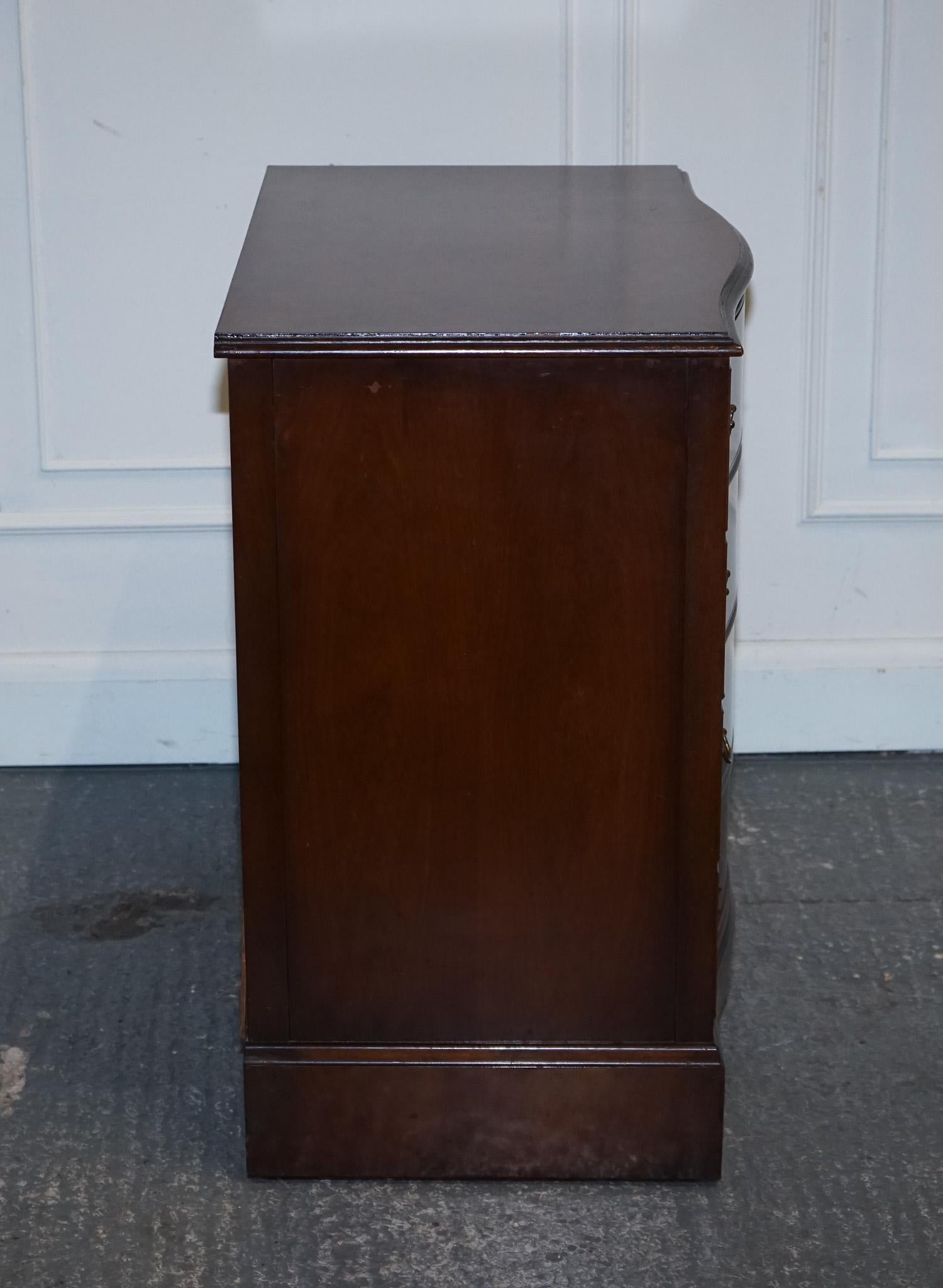 cassettiera in legno di noce della fine del XX secolo con maniglie in ottone in vendita 3