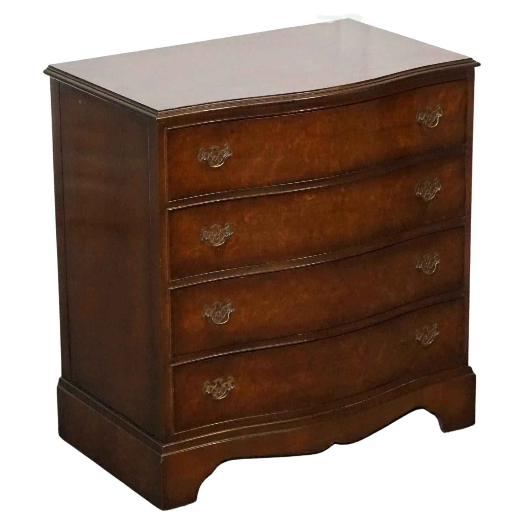 cassettiera in legno di noce della fine del XX secolo con maniglie in ottone in vendita