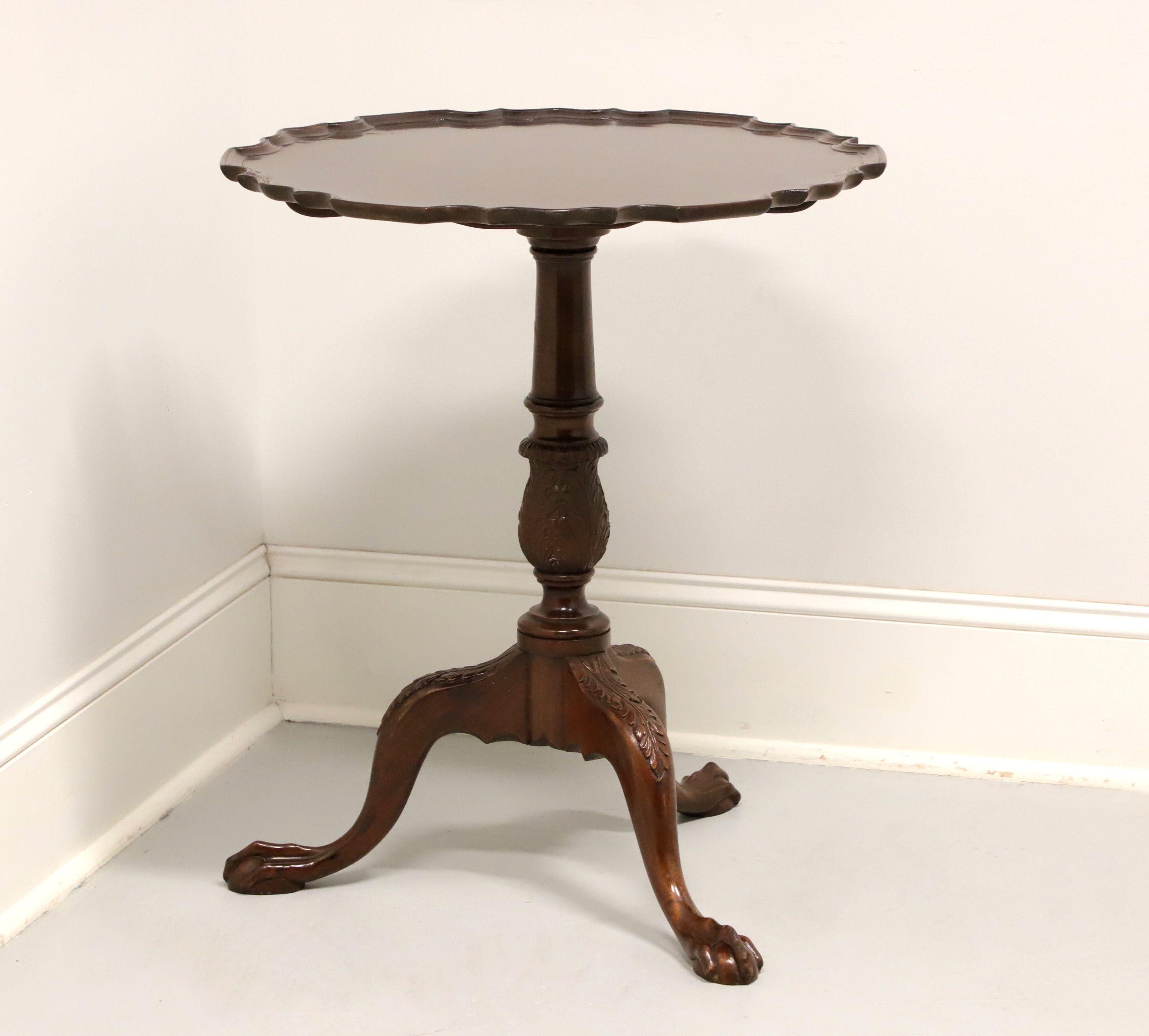 American Late 20th Century Carved Mahogany Chippendale Tilt-Top Pie Crust Table