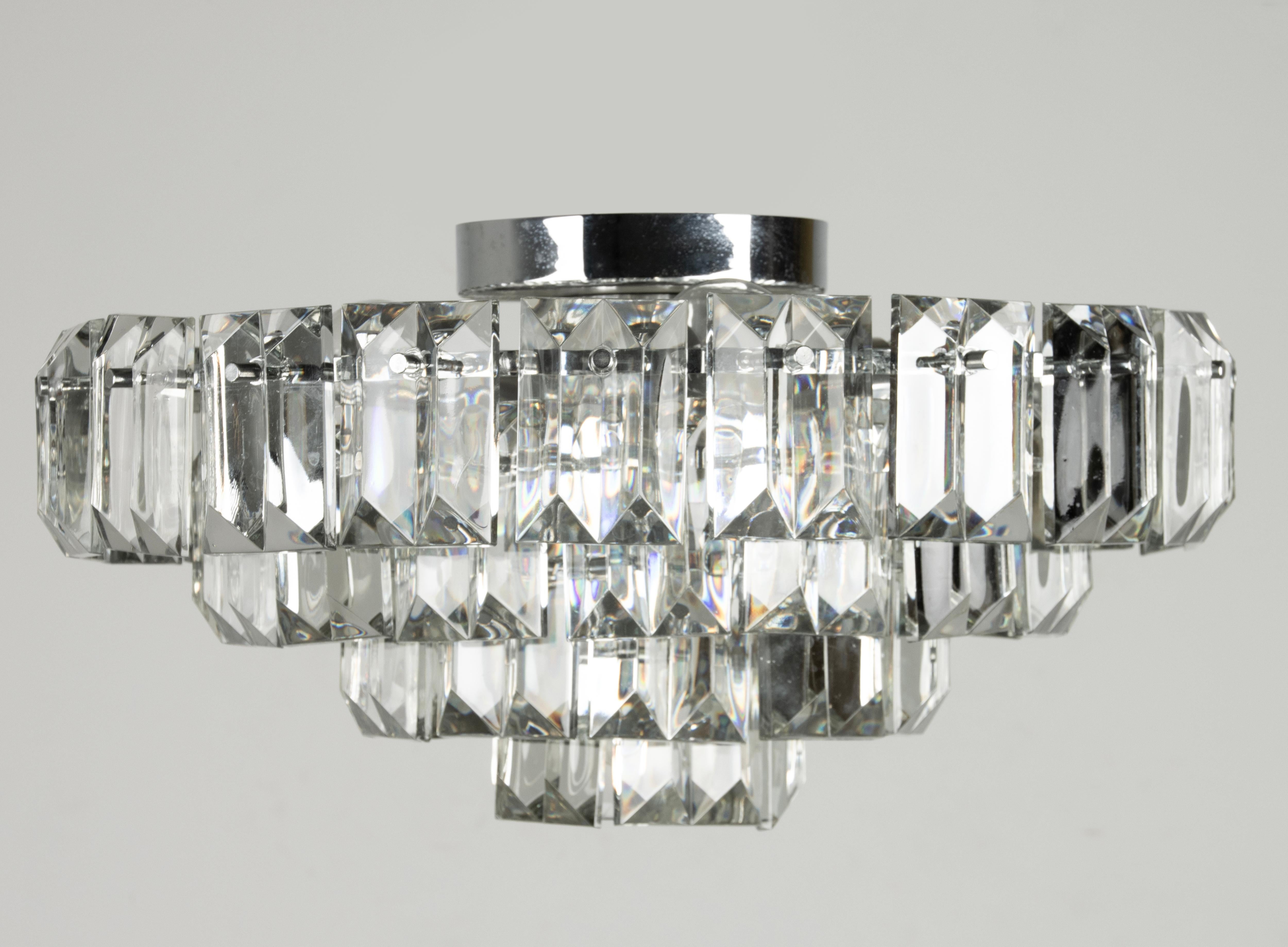 Una lampada da soffitto moderna della fine del XX secolo, chiamata anche plafoniera. Con cristallo tagliato di alta qualità. La forma a prisma del cristallo gli conferisce una luce luminosa con riflessi. Dà una bellissima illuminazione