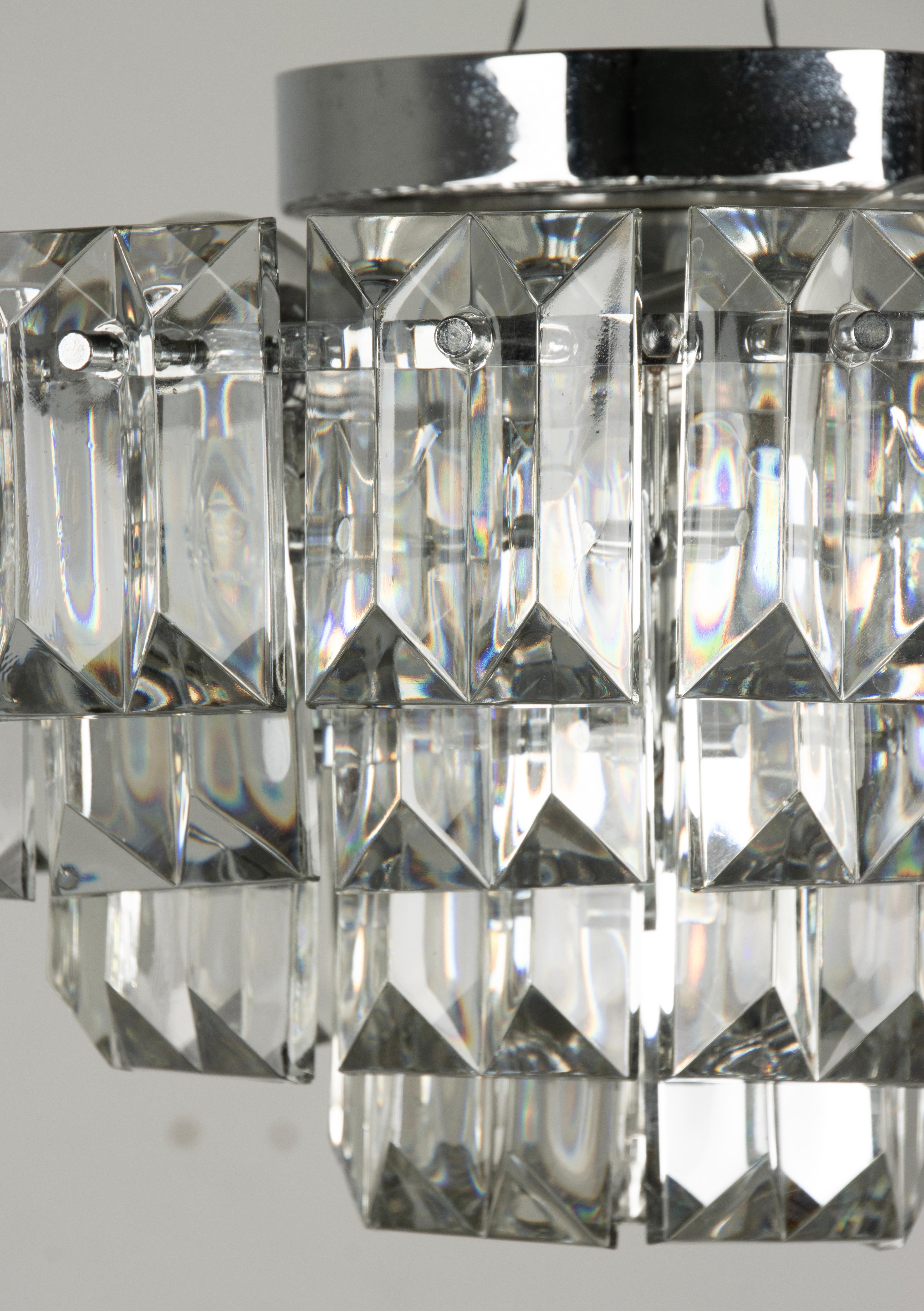 Mid-Century moderno Plafoniera per lampada da soffitto della fine del XX secolo con gocce di cristallo a forma di prisma in vendita