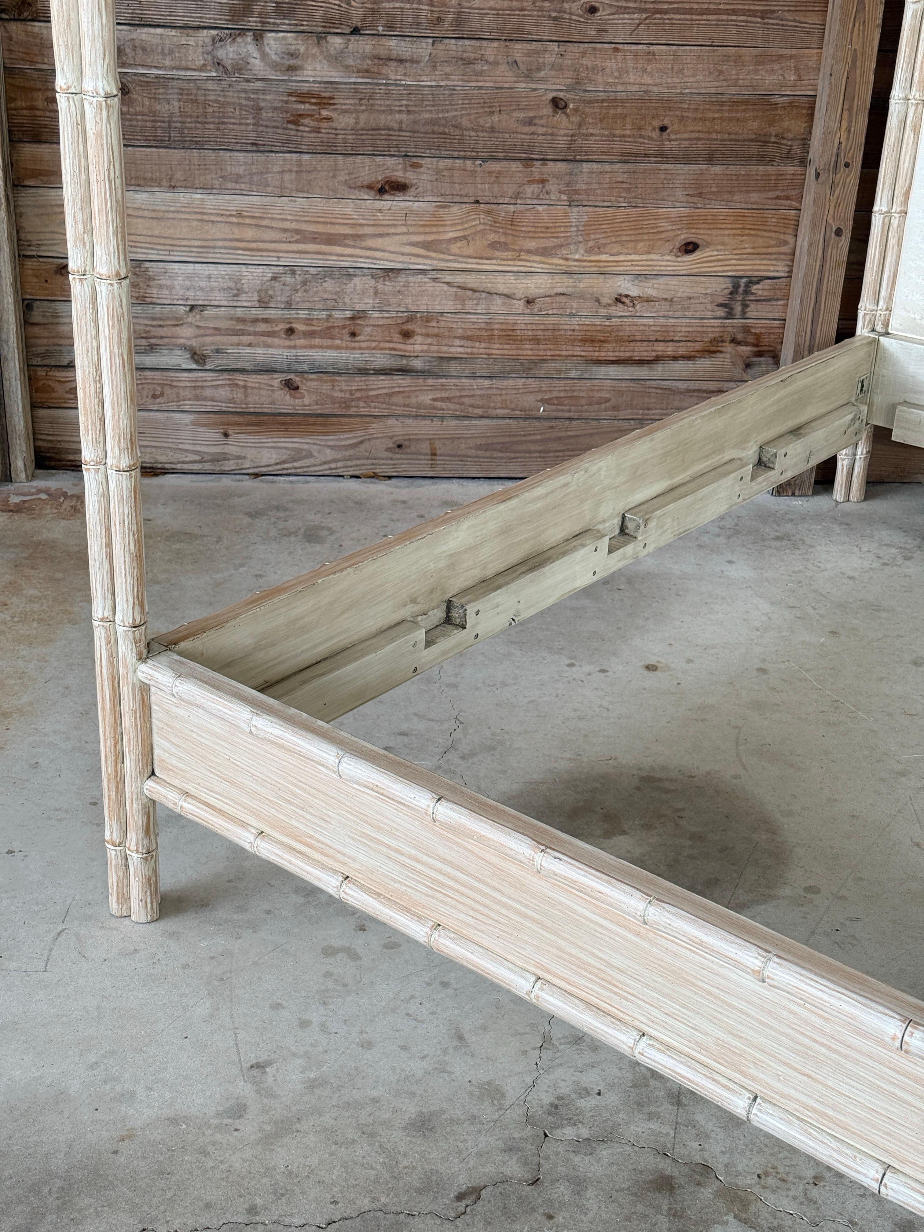 Ende des 20. Jahrhunderts Cerused Faux Bambus Baldachin König Bett W Tole Metall Blatt Finials (Unbekannt)