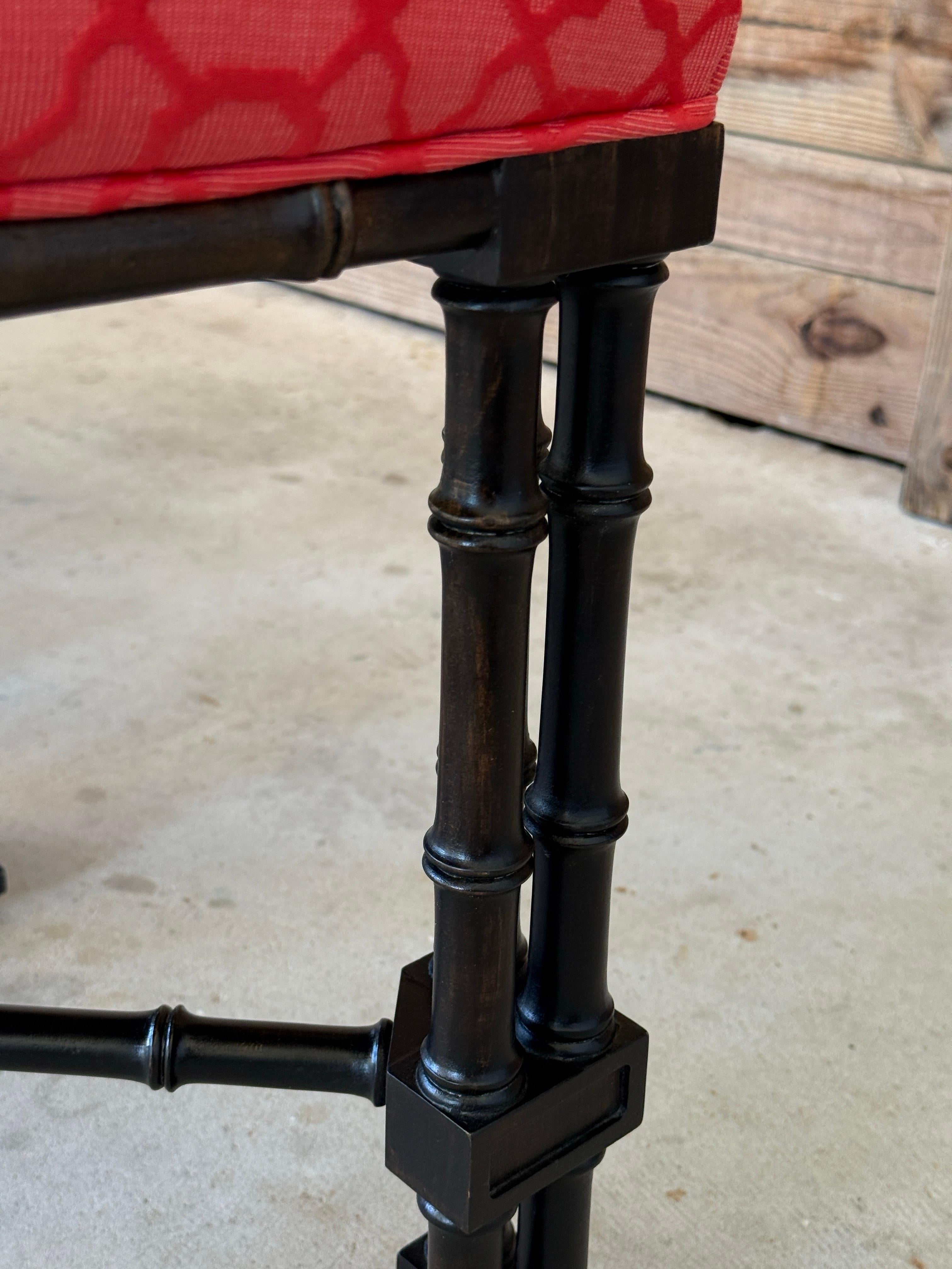 Chinesische Chippendale-Hocker aus Kunstbambus des späten 20. Jahrhunderts - Paar im Angebot 5