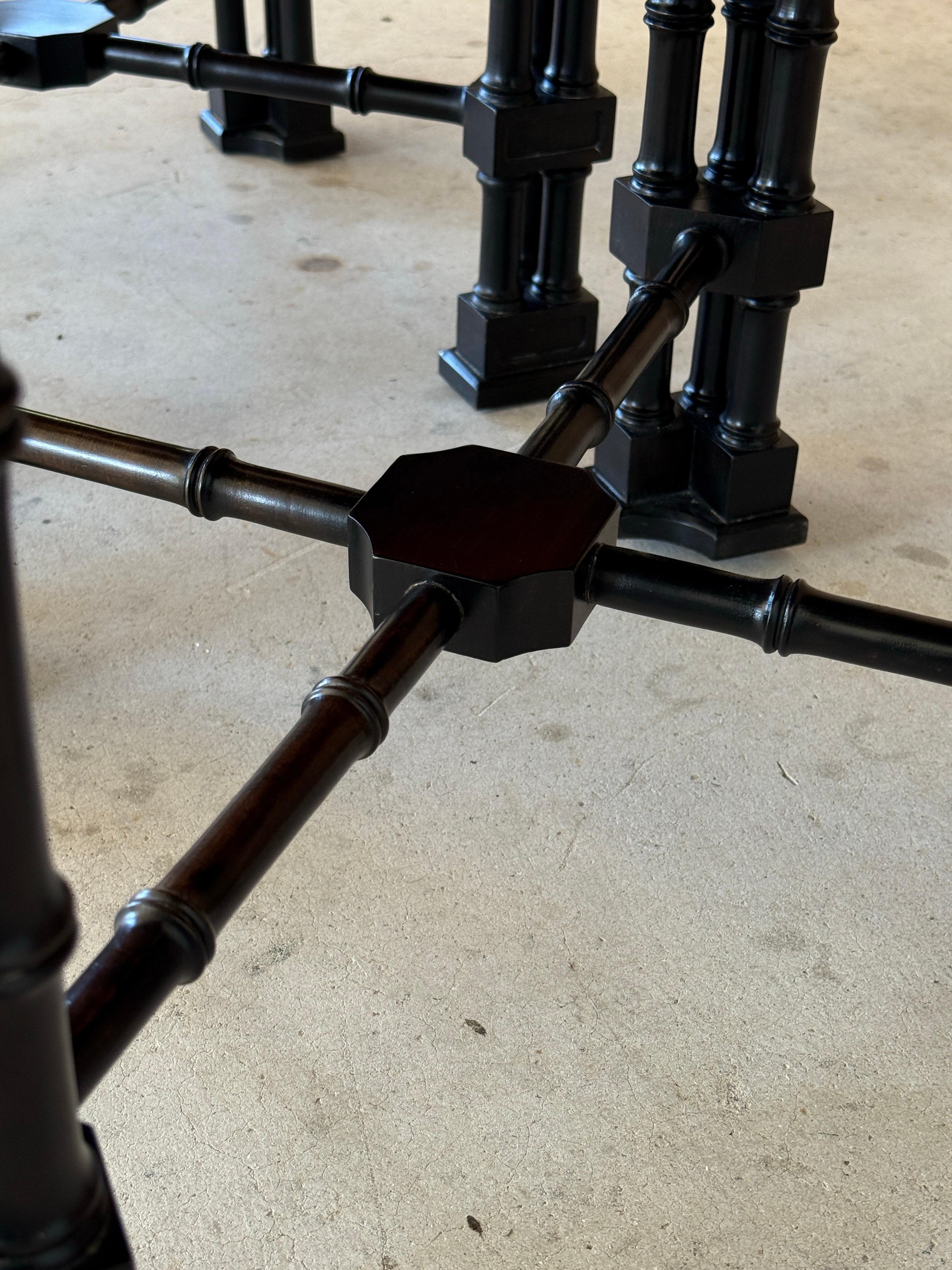 Chinesische Chippendale-Hocker aus Kunstbambus des späten 20. Jahrhunderts - Paar im Angebot 7