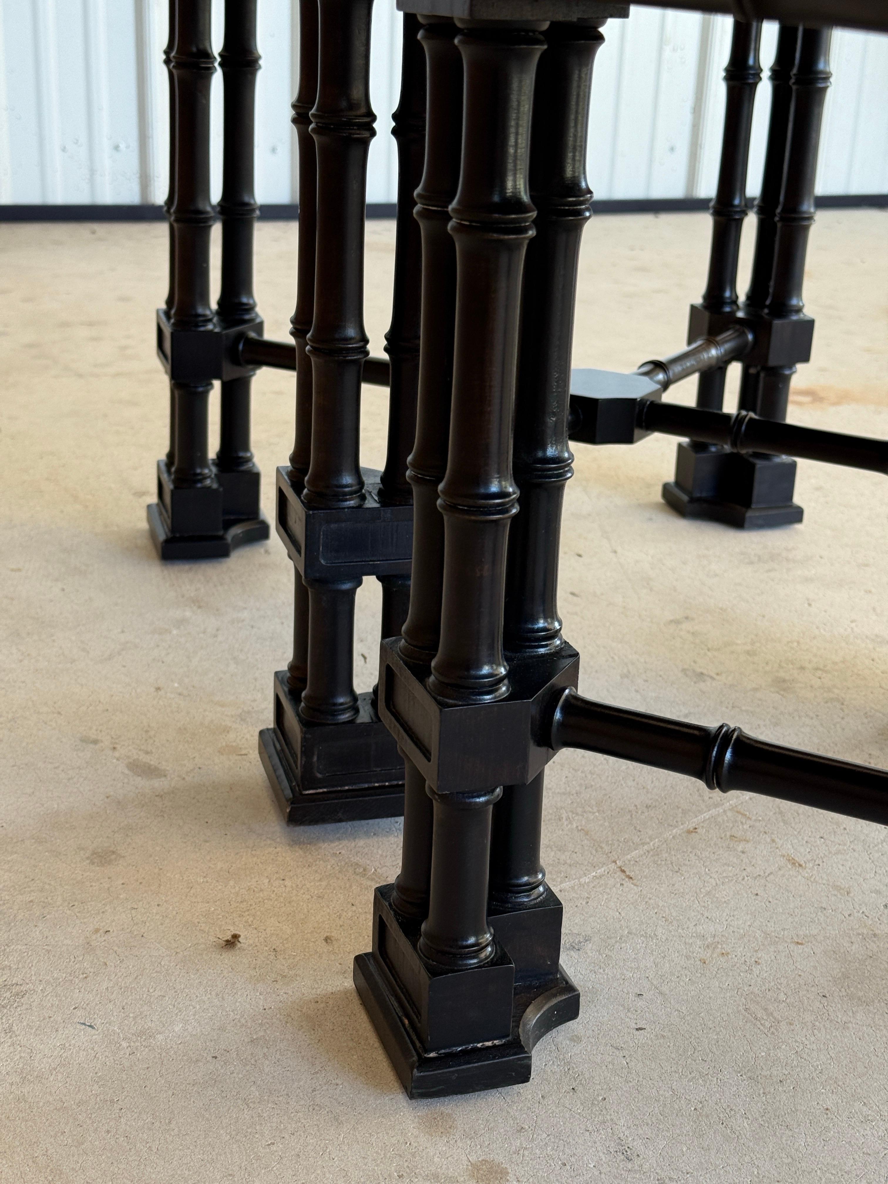 Chinesische Chippendale-Hocker aus Kunstbambus des späten 20. Jahrhunderts - Paar im Angebot 8