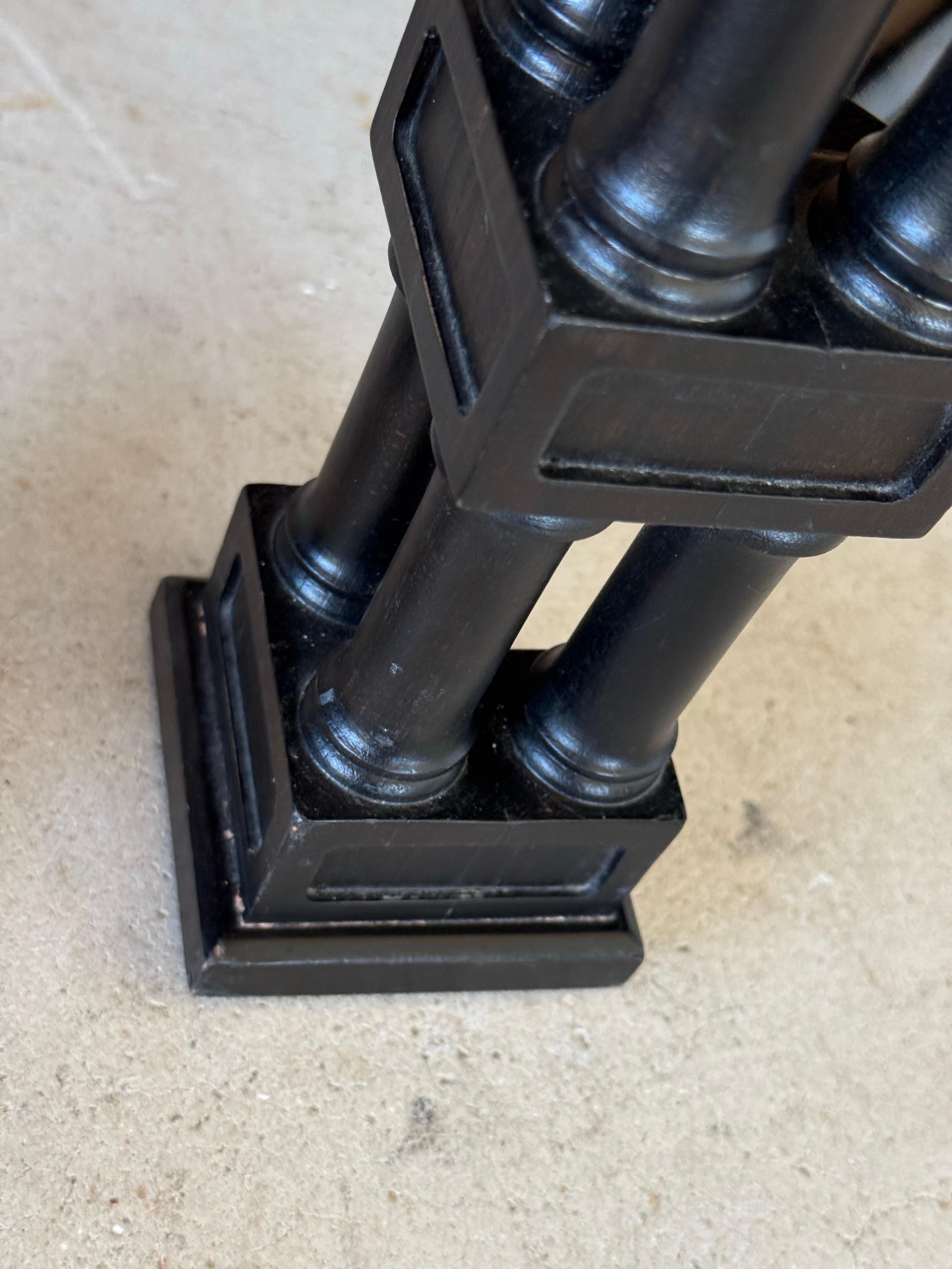 Ein auffälliges Paar chinesischer Hocker im Chippendale-Stil aus dem späten 20. Jahrhundert mit skulpturalen Beinen aus Bambusimitat und klassischen X-Stretchern für einen raffinierten, architektonischen Look. Die in sattem Schwarz lackierten Sockel